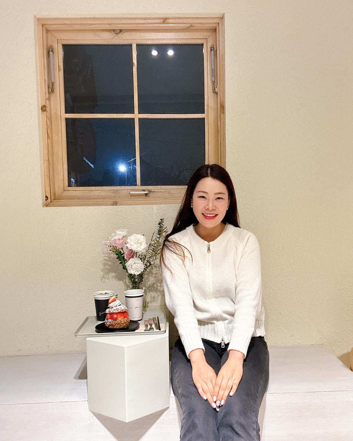 경주여행 황리단길☕️
경주 황리단길에는 넘나 예쁜 카페들이 많아요.
이번 경주여행에 간 모든 카페들이 맘에 쏙 들었어요!
황리단길에 있는 프롬상록은 사진 엄청 찍을 수 밖에 없어요!
본관과 별관 모두 예쁘고 야외 테이블과 별관은 반려동물 동반도 가능하답니다🐶
소보로슈가 엄청 유명한 곳! 사장님 친절하고 
가끔 옆집개냥이들의 환영을 받을 루 있어요! 
음료와 디저트 모두 맛있어요!

자세한 사항은 이전 릴스 참고

#경주#경주프롬상록 #프롬상록 #경주여행#경주핫플 #경주가볼만한곳 #경주카페#황리단길카페 #황리단길#여행#여행스타그램 #국내여행#부산언니#아는언니홍지#gyeongju #korea#travel #카페스타그램 #경주카페추천