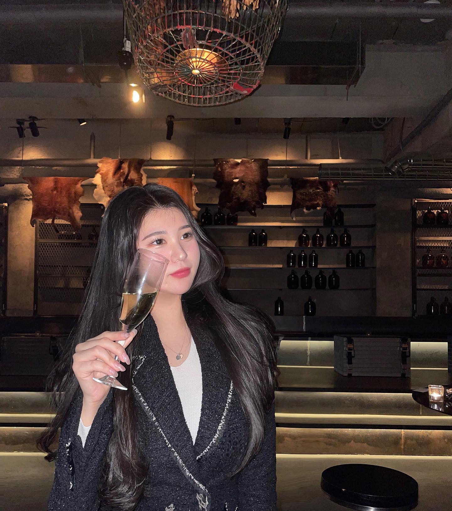아니 그냥 개 쩝니다요
압로 핫플인거 알고는 있었지만 이 정도 클라쓰 일줄야,, ㅗㅜㅑ,,,
인테리어랑 음식, 플리 뭐 하나 빠지는게 없는 압로 최강 라운지 바,,,
 
Sixnight.seoul  #식스나잇 도장찍고 왔슴다

======={ 𝓜𝓮𝓷𝓾 }=======

Champagne 1 Bottle
리가토니 로제파스타
메론&브라운치즈

=====================

로제파스타 감칠맛 도랏셈 꼭 먹어줘 제발

갑분 소신발언 하나 하자면 제주도 #싱싱잇 저리가라임;;
서울에 이런곳이 있었다고,,?
심지어 압구정 금싸라기땅 한 가운데에,,?
이국적이다 못해 이 세상 바이브가 아닌 것 가튼 공간,,,
제주도에서 미화된 아름다운 추억의 싱싱잇을 그냥 이겨버릴정도 ㄷㄷ

너무너무 힙하고 감각적인 세련된 인테리어도 혼을 쏙 빼놓지만 
온 매장안을 은은하게 가득 채운 향마저 그냥 도라방스
싱싱잇이나 식스나잇이나 걍 라운지가 ㄴㄴ임
제주에서도 경험해찌만 직접 자체제작한 의류나 향수/디퓨저 등
다양한 방향으로 서로의 취향을 공유할 수 있는 ”베뉴“ ㅇㅇ
썸남이나 남친 있으면 꼭 데려와야함 진짜
서로에 대해 알아볼 수 있는 넘모 조은 시간 될듯
친구들끼리도 제발 와야함 ㄹㅇ 나두 친구랑 갔는데
남친도 친구들도 다 데려올거임 왜케 좋아 여기 ;;
가로수길엔 버드맨 매장 새로오픈했다던디 ㄹㅇ 순회가야겟셈

 #압구정라운지 #압구정로데오라운지 #압구정핫플 #압구정술집#압구정와인바 #압로 #압구정로데오 #압구정 #라운지바 #와인바 #압로핫플 #압구정로데오핫플 #05년생 #압로데이트 #압구정데이트 #압구정로데오데이트 #향수 #디퓨저 #프레그런스 #서울핫플 #데일리 #일상