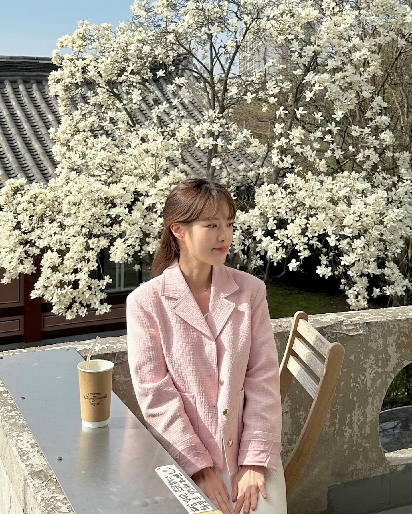 행궁동 목련뷰 카페로 유명할만 하네에🤍 

#정지영커피로스터즈 #목련카페 #행궁동카페추천 #행궁동핫플