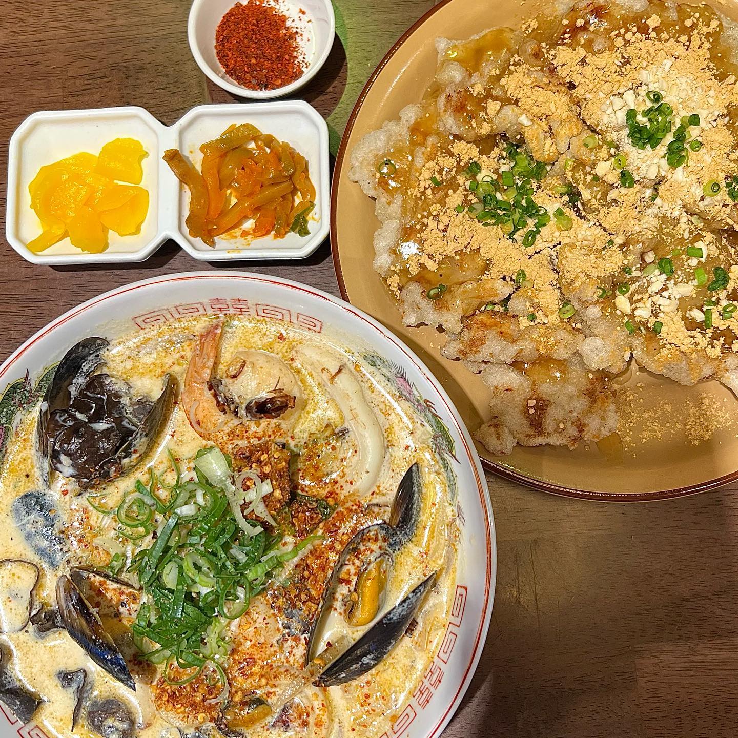 🧸무심천드래곤🧸

청주시내 아메리칸차이니즈식당 무심천드래곤에서는 퓨전중식을 맛 볼 수 있어요♥️ 매장 분위기도 진짜 최고죠! 홍콩느낌 뿜뿜! 매장이 넓어서 테이블 수가 꽤 많은데도 토요일 두시정도엔 손님들이 가득하더라구요! 메뉴도 정말 다양해서 고르는데도 한참 걸렸습니다🤣 

베스트메뉴인 크림짬뽕과 인절미 꿔바로우 주문해보았습니다☺️ 요 두 메뉴 진짜 강추입니다! 또 먹고싶은 맛이에요ㅠㅠ 

크림짬뽕은 고소하고 매콤한 크림 육수에 해산물이 들어가서 아주 시원합니다! 크림베이스라 느끼하진 않을까 싶었는데 전혀요🥹 적당한 칼칼함이 크림이랑 정말 잘 어우러져서 국물까지 원샷 가능한 맛입니다🐷

인절미 꿔바로우는 무심천드래곤에서 처음 본 메뉴! 찹쌀 가득 쫀득한 꿔바로우에 고소한 인절미 콩가루가 찰떡으로 어울리더라구요?! 직접 만들어서 사용하시는 소스가 달지 않아서 콩가루와 조화가 잘 되어서 넘 맛있었어요🤤 

홍콩 느낌 가득한 곳에서 맛있는 퓨전 중식 드실 수 있는 무심천 드래곤 강추입니다♥️

▪️충북 청주시 상당구 상당로121번길 34 1층

▪️화~일 11:30-22:00

▫️크림짬뽕 12,000원
▫️인절미 꿔바로우 17,000원 

#청주맛집 #청주맛집 #성안길맛집 #성안길맛집추천 #무심천드래곤