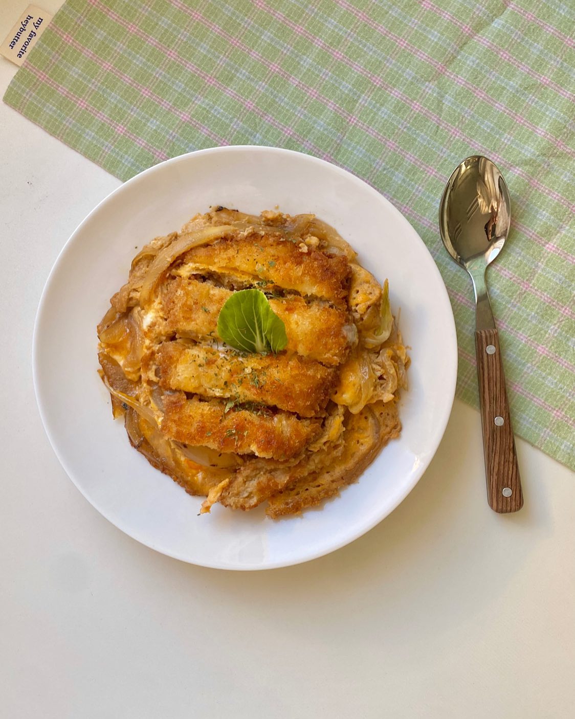 🍽오늘의 메뉴🍽 ---> 가츠동
.
.
👩‍🍳💬 정말 만들기 간단한 가츠동! 양파+간장+물+알룰로스(설탕,올리고당대체가능) 넣고 끓이다가 돈까스 한가운데에 투척 후 계란물 휘휘 둘러주면 끝! 밥 위에 그대로 살살 얹어준 뒤 맛있게 먹으면 됩니당👍🏻
.
.
#먹팔 #먹팔맞팔 #다이어트식단 #다이어트레시피 #다이어트식단공유 #다이어트 #요리계정맞팔 #요리스타그램 #요리레시피 #요리그램 #자취요리 #자취요리레시피 #자취요리그램 #자취요리스타그램 #집밥일기 #집밥 #집밥그램 #집밥요리 #요리맞팔 #먹팔해요 #먹팔환영 #먹팔소통 #먹팔하면맞팔 #훔쿡 #홈카페 #홈스토랑 #홈브런치 #집밥레시피 #집밥메뉴