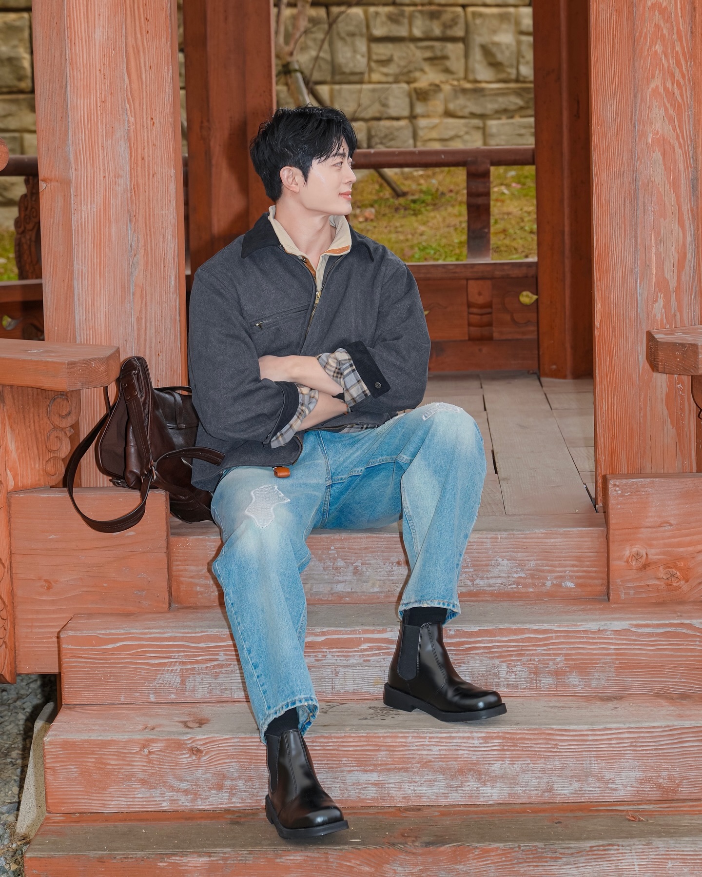 #광고 데님에 빈티지한 느낌 한 스푼 넣어주는
#오가프 패치워크 패널 데님 팬츠
13.5온즈로 탄탄한 데님
생각보다 길지 않게 나와서 모델 핏처럼 루즈하게 입으려면 허리에 맞춰입기보다는 기장에 맞춰입는거 추천!
#헤비아이 헤비 코튼 워크 자켓
전체적인 느낌은 다른 브랜드 워크자켓과 큰 차이는 없음
하지만 안감 포인트가 롤업했을때 특히 예쁜편
#디퍼슈 카우 시크릿 부츠
딱 가성비로 신기 좋은 부츠, 다은 브랜드와 차이점은 굽이 7센티라 갑자기 키가 많이 커짐 굽에 비해 착화감은 좋은 편
#워크자켓 #워크웨어 자켓코디 #무신사 #패치워크 #빈티지데님 #워크웨어코디 #빈티지코디 #남자코디 #남자패션 #워크웨어
