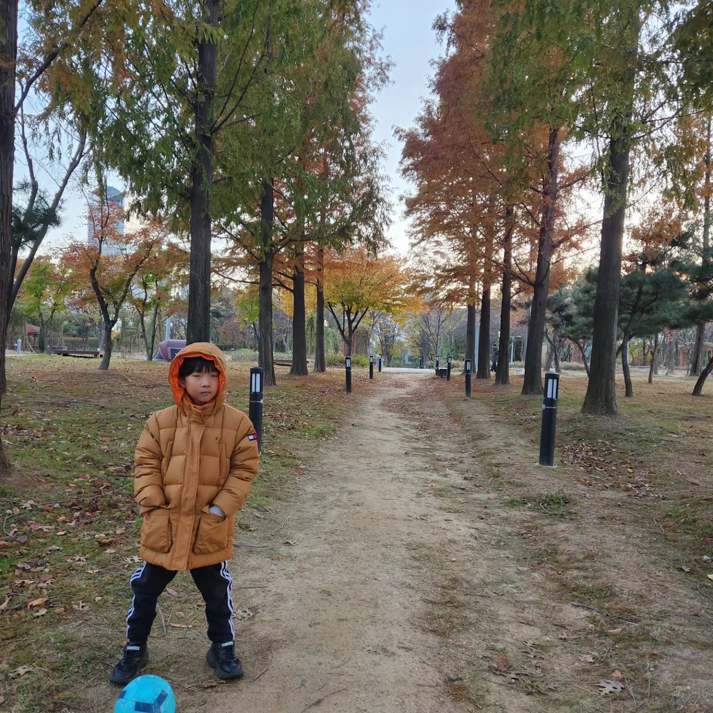 가을끝언저리~~
뭐 가을 없이 겨울온듯??
장갑까지 꺼냄..ㅎㅎ
아들과 축구한판~

#저질체력 #아빠빨리공부끝나라
#아빠화이팅 #얼마안남은시험 
#8살아들 #송도해돋이공원
#8살축구 #송도맘
