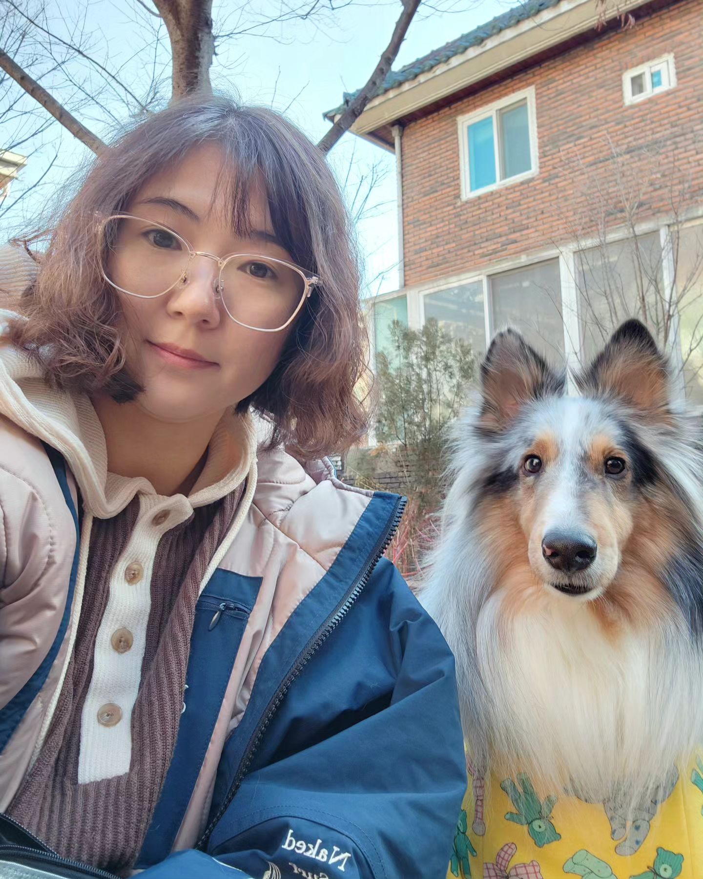 같이 사진 오랜만에 찍는데
좀 웃어 주지 않으련...?

카페데이트 실패하고 생활정원가서
간만에 노즈워크 폭탄 산책 하고
같이 사진 좀 찍자는데
도통 표정이 옳지 못해