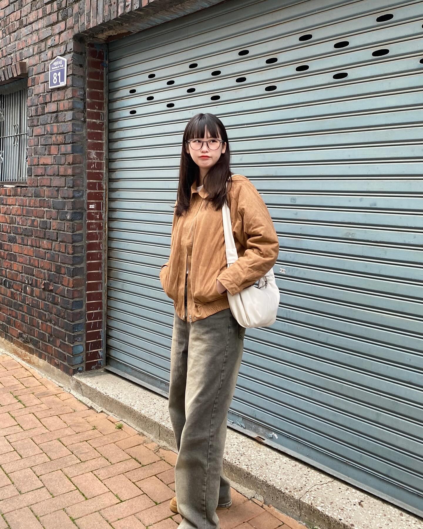 loveme_kr
최근 코디중 제일 마음에드는 된장룩🤎

누빔안감으로 한겨울까지 입기 좋은 아우터. 국밥템 확정이다 참고로 오늘 진짜 국밥먹음 🦦 

내일 수능이네요. 수험생들 재수없길(덕담맞음)

#스웨이드점퍼
#겨울아우터