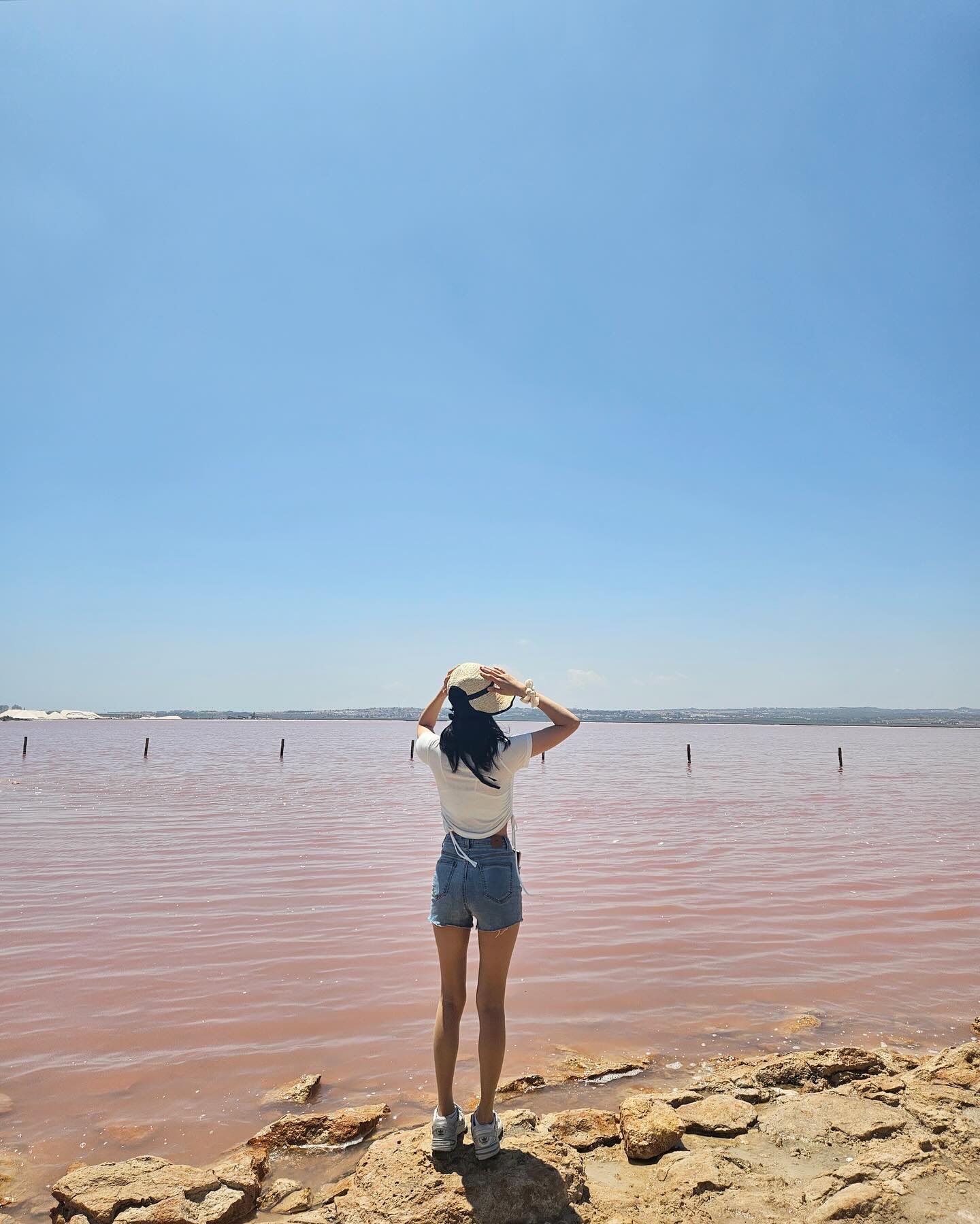 🇪🇸Spain Lago Rosa de Torrevieja

전 세계 7곳밖에 없는 핑크 호수🩷

몸이 둥둥 뜰 정도로 염분이 높고 좋은 성분이 함유되어 있어 스파 장소로 인기!

햇빛에 따라 색이 달라지는 신기한 핑크 호수💕