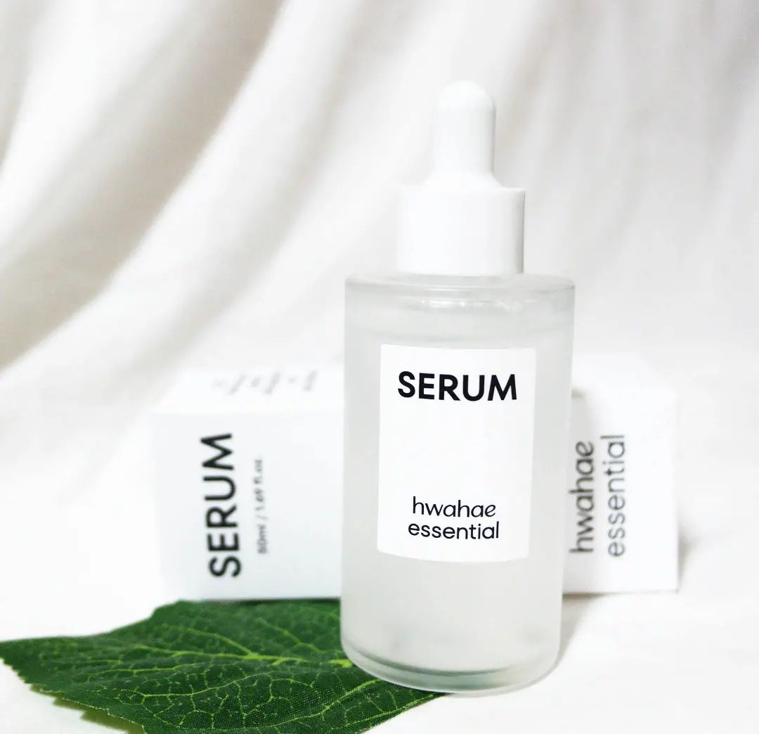 #협찬 

💧화해에센셜 데일리 세럼💧 
50ml / 22,000원 

🔹수분 / 기본에 집중 / 순함 
🔹끈적임 없는 촉촉한 제형으로 산뜻 보습 
🔹수분 장벽 
🔹수분 진정 
🔹무자극 약산성 
🔹피부 자극 테스트 완료 

얼마 전에 소개해 드렸던 화해에센셜 데일리 토너에 이어 함께 사용하면 더 좋은 같은 데일리 라인으로 나온 💧데일리 세럼💧도 사용해 봤는데요. 

역시나 데일리 토너와 마찬가지로 3,178명의 유저와 함께 공동 개발한 화해의 첫 수분 세럼이에요. 

데일리 토너가 스킨케어 첫 단계에서 수분길을 열어 주는 역할을 했다면, 💧데일리 세럼💧은 그다음 단계에서 보습과 진정을 담당해요. 

히알루론산, 병풀 추출물, 아데노신, 알란토인 등 피부 친화적인 보습, 진정 성분이 함유되어 있어요.

발랐을 때 끈적임 없이 맑고 투명한 촉촉 제형으로 피부에 빠르게 흡수되면서 피부가 꼭 필요로 하는 수분감만 딱! 산뜻하고 촉촉하게 채워주더라구요. 

빠르게 흡수되는 만큼 몇 번을 덧발라도 겉돌지 않고 오히려 수분이 차곡차곡 싸여 피부 본연의 수분 장벽을 강화해 준답니다. 

덕분에 특히나 피부가 건조하게 느껴지는 날 여러 번 레이어링 해서 발라주면 맑고 촉촉한 마무리감으로 오랫동안 보습감을 유지할 수 있어요. 

피부 저자극 임상 시험에서 무자극 판정을 받았음은 물론 약산성 pH, 무향, 무색소 세럼으로 민감한 피부도 편안하게 사용할 수 있어요.

제형도 산뜻하니까 정말 데일리 세럼으로 딱! 요거 사용하는 날에는 메이크업도 조금 더 가벼워지는 느낌이 든달까요? 

수부지 피부인 저에게도 결코 부족하지 않은 수분감이에요. 
에헴! 수분 세럼 강력 추천해 봅니당! 

벌써 환절기가 다가오고 있더라구요? 이제 건조함에 대비해야 하잖아요?!! 
💧화해에센셜 데일리 세럼💧으로 순하게 수분 진정해 보세요. 

#화해 #화해SNS리뷰단 #화해에센셜 #데일리세럼 #화해세럼 #수분세럼 #수분세럼추천 #무자극세럼 #진정세럼 #세럼추천