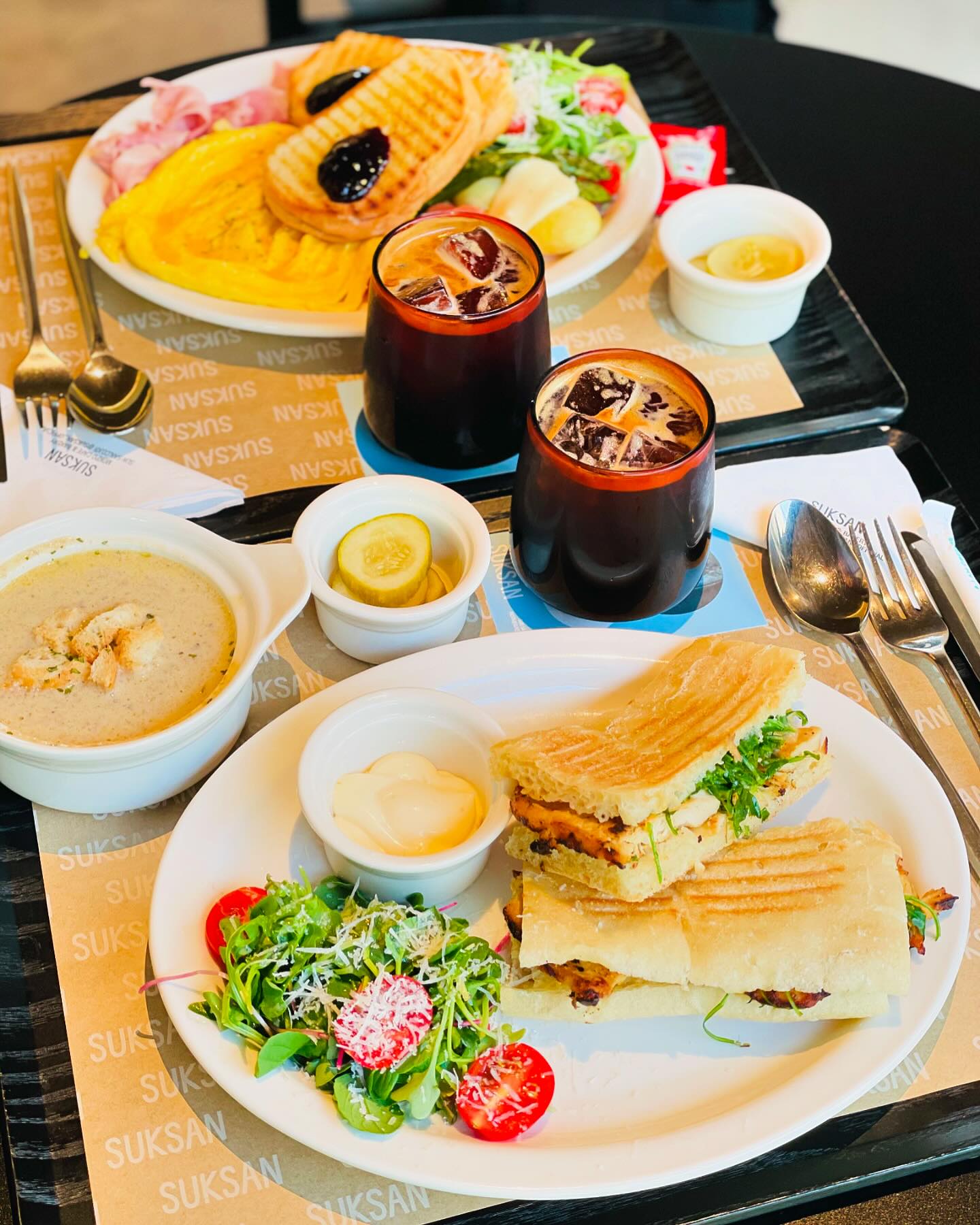 *
평일 카페 데이트💕

넓고 크고 맛있고 흘러나오는 클래식 분위기가 맘에 드는 곳!

키즈케어존이라 아이랑 같이 오는 사람,
유모차 끌고 오는 사람 많음!
망나니 채니도 쉬지않고 돌아다녀서 다음엔 어른하고 오고 싶은 곳🥲

#석산 #석산카페 #SUKSAN 
#브런치타임