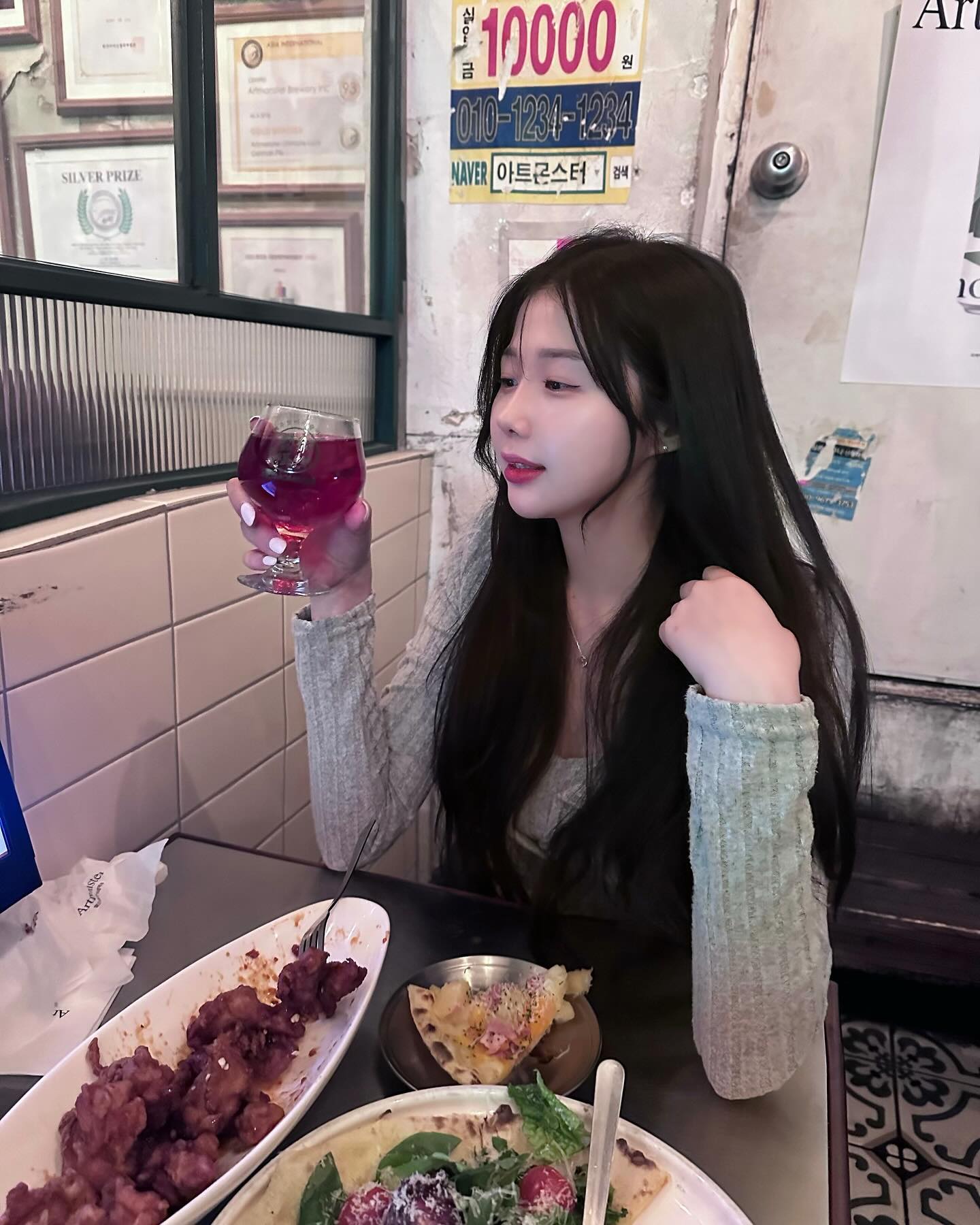 #광고 artmonsterbrewery 

이번 겨울에만 판매하는 시즈널 맥주 ‘윈터킹덤’🩷
독특하고 달콤한 흑맥주 임페리얼 스타우트_!!
맥덕들이 많은 관심을 갖는 맥주를
아트몬스터에서는 찾아볼 수 있어요_😚

💟한국에서 몇 안되는 진짜 수제맥주 장인
💟4대륙 국제대회 298관왕 수상 
💟수제맥주 강국 독일, 벨기에 등 유럽에서 챔피언 수상 
💟재미있는 맥주이름만큼 처음 느껴보는 고급 수제맥주의 맛
💟경기도 군포에 500평 규모의 양조시설을 갖춘 양조장

”알코올은 발암물질로 지나친 음주는 간암, 위암 등을 일으킵니다. 임신 중 음주는 기형아 출생 위험을 높입니다.“
.
.
.
#광고#아트몬스터#맥덕#수제맥주#크래프트비어#맥주스타그램#을지로3가#을지로골뱅이골목#청계천#광화문#을지로맛집#을지로회식#을지로맥주