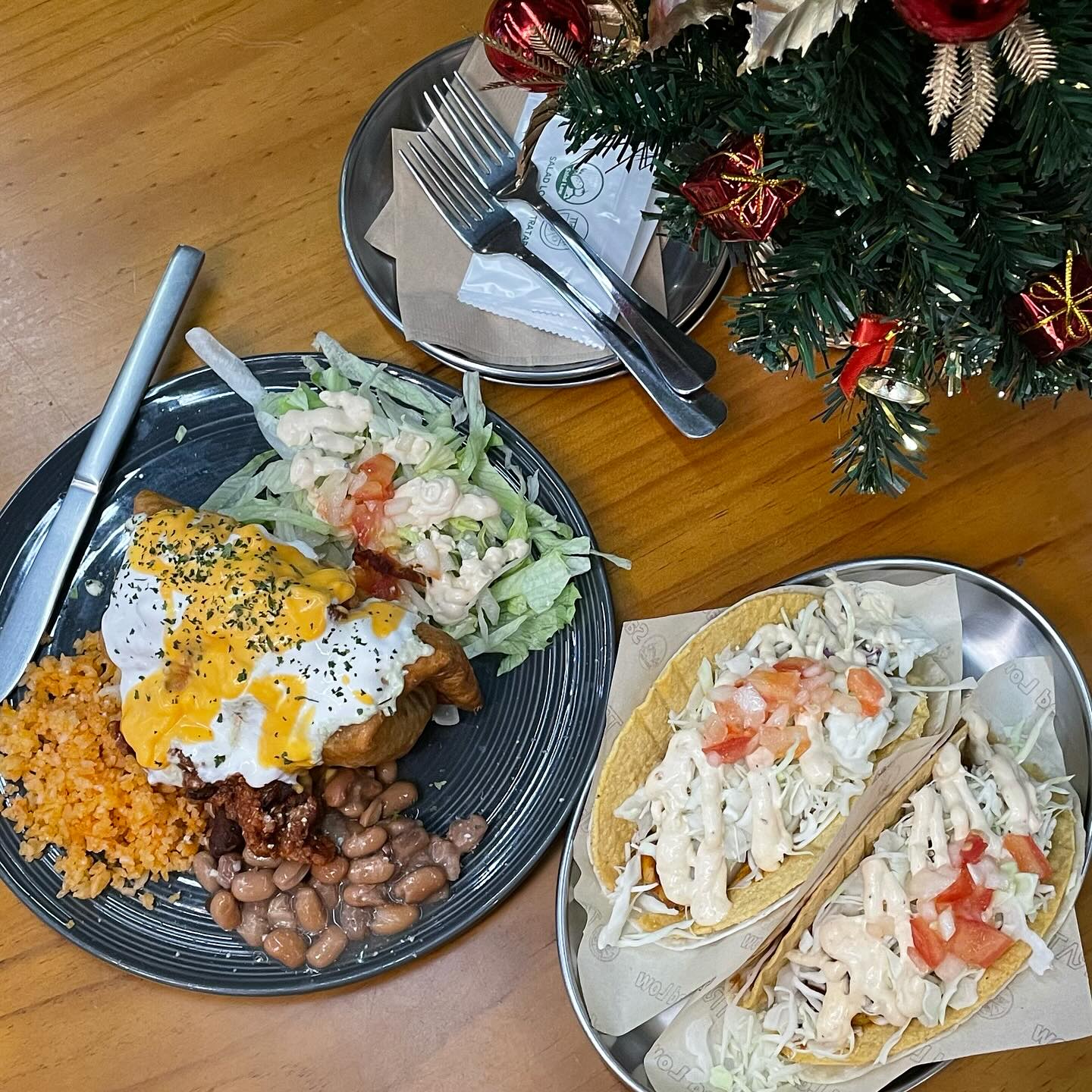 #협찬 #트라타 
#사가정맛집 #멕시칸음식 🌮
.
.
지난 크리스마스 도씨와 함께 🎄
요즘 고기가 부담스러울때 
종종 멕시칸 음식을 찾게 되는 것 같다 
또띠아 자체가 얇기도 하고
재료가 채소가 많이 들어가고
소스도 상큼! 
.
.
사가정에 트라타가 있었다니 
이걸 이제야 알았다 🥹
멀리가기 귀찮아서 집에서 해먹곤 했는데 
이렇게 가까이! 
.
.
ㅁ주문메뉴 

1. 치미창가 (비프)
 : 반죽에 속재료를 넣고 튀긴!
이번에 처음 먹어봤는데 맛있었!
다만 칼질을 빡세게 해야..!
치미창가 덕에 든든했던 역시 튀김이란

2. 크리스피 더블타코 (쉬림프)
 : 치미창가는 비프를 선택했기에
조금 더 가벼운 새우를 먹기로! 
크리스피 타코답게 아주 바삭바삭!

3. 바질 샐러드 파스타 
 : 바질은 언제나 사랑이쥬 
가볍게 먹으려 했다가 좀 과해진 것 같아 픽한 ㅋㅋㅋ
맛있다! 너무 상큼하고 기름짐을 눌러주는!
샐러드 메뉴들도 따로 판매하고 있어서 좋았다
배달되는 거리였으면 정말 자주 시켰을텐데 ㅠ 
한 정거장이 아쉽네

4. 음료+나쵸 set 
 : 나쵸 오랜만에 먹으니 순삭 ㅋㅋㅋ
음료도 달달하니 맛있었댱 
.
.
크리스마스라 이곳 저곳 오너먼트랑 트리로 
한 껏 연말 분위기를 낼 수 있었던! 
8인 이상 앉을 수 있는 좌석도 있어서 
모임 장소로도 좋을 것 같다!
.
.
#샐러드로우앤트라타 
#멕시코음식#부리또 #사가정샐러드 
#면목동맛집 #면목동샐러드#타코