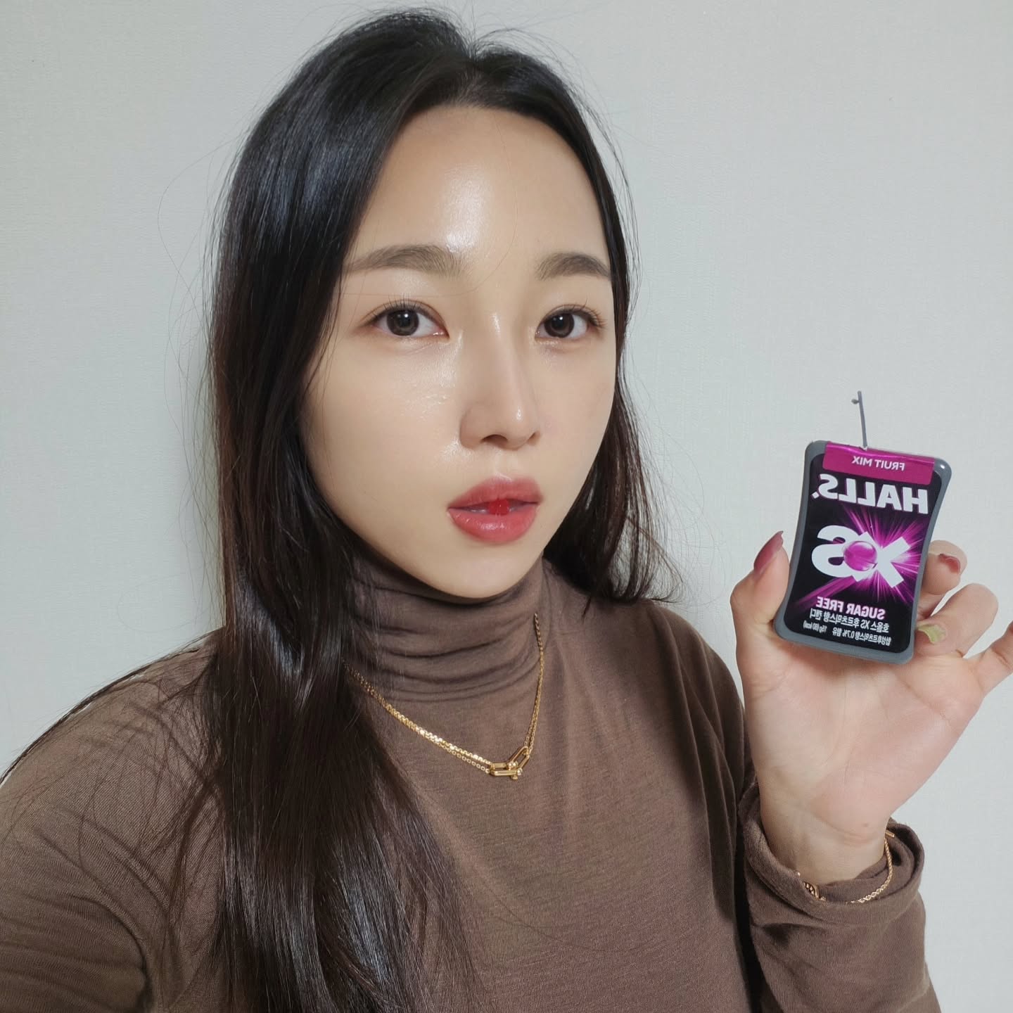 #협찬

✔️ 일상 속 호올스가 필요할 때
들숨에 호올스, 날숨에 호올스 🍬
halls_korea

밥 먹고난 후, 일하다가 입에서 단내날 때, 졸릴 때
언제 어디서든 일상 속에서 리프레쉬가 필요할 때 ❗️

초미니미한 사이즈라 미니백 속에 넣어두고 다니며
먹기 딱 좋은 무설탕 캔디 🍬

🩷 후르츠 믹스
달달하고 입안 가득 퍼지는 과일향 🍎

💛 레몬 민트
상큼하고 시원한 민트맛 🍋

💙 멘토립터스
머리 끝까지 시원해지는 멘톨맛 ⚡️⚡️

세가지 맛 중 어느것 하나 놓칠 수 없다구요..💕

취향에 따라 호올스xs 선택해보세요🍬❤️

#호올스 #호올스XS #민트캔디 #Halls