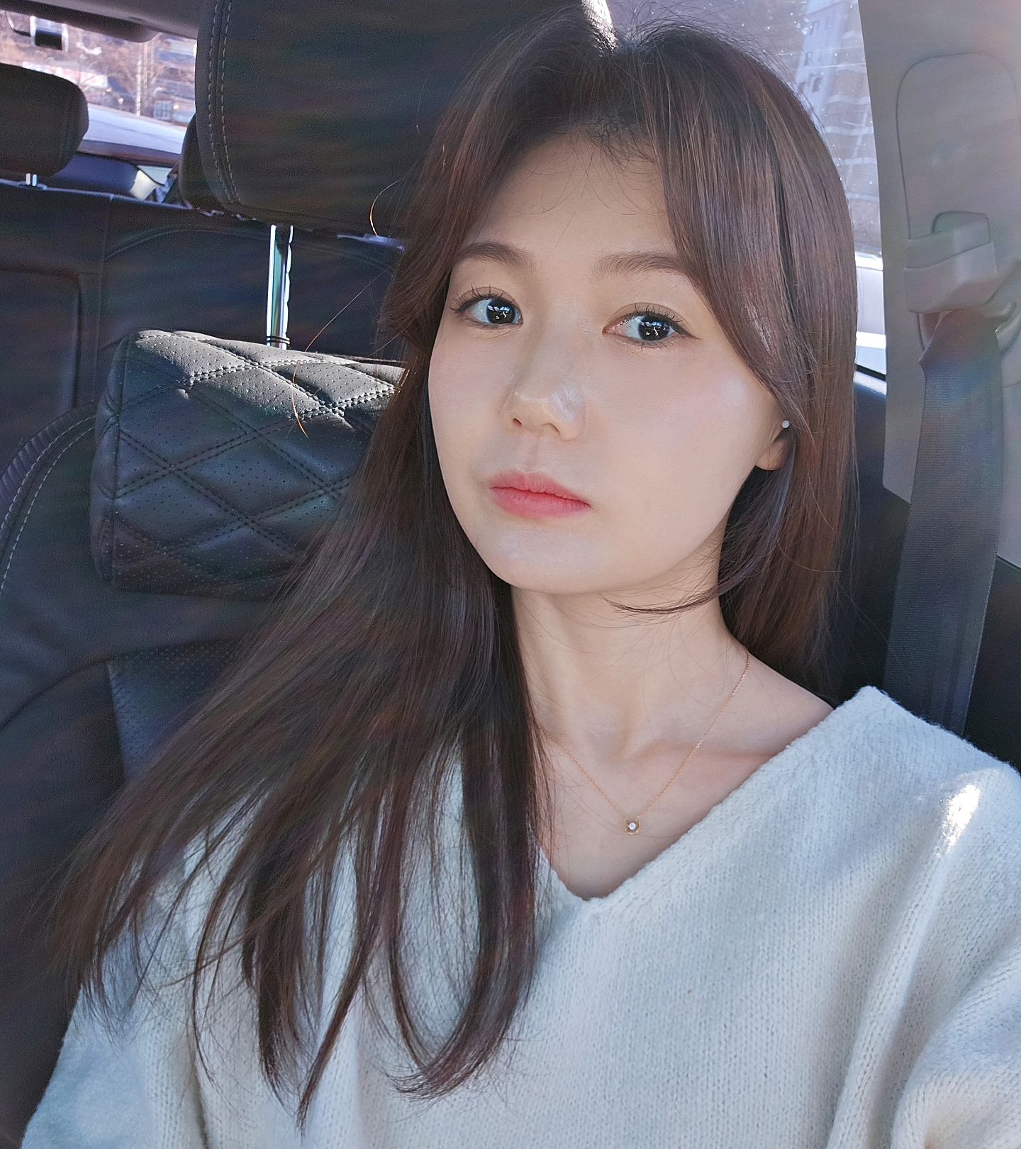 오랜만에 와서 셀카 왕창🫶

개인적으로 해결해야할 일들이 있어
몇일 머리 싸매고 고민 많았는데
이제야 한숨 놓겠어요 :)

요즘 나로부터 시작해서
내가 좋아하는 것은 무엇인지
하고싶은 것은 무엇인지
잘하는 것은 무엇인지에 대해
막 괜히 생각하게 되더라구요

이런 고민 많을때인가ㅋㅋㅋ😂

다이어리로 하루 마무리 하면서
막상 글로 적어보려 하니 어렵더라구요
저 자신과 친해지는 연습중
다른 분들은 쓱쓱 잘 채우실 수 있는지 궁금하네요

1일부터 시작한 다이어리
아직까진 작성하는게 재밌어서 잘 쓰는중이예요
요즘 저의 소확행💓

인님들은 요즘 뭐할때 행복하거나 재밌으신가요??🙋‍♀️