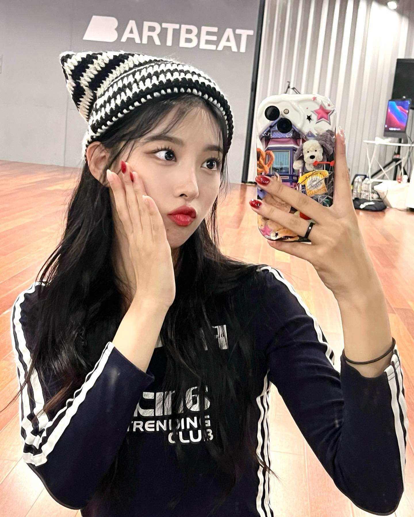 고냥이 모자 뺏어 써보기🐱🖤