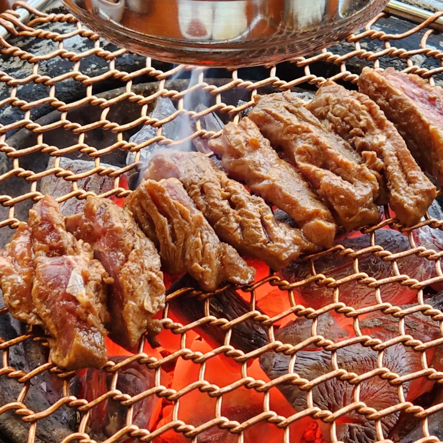 갈비 맛집 군산갈비

이 자리에 다른 갈비집이 있었을 때부터 종종 가는 곳이다.

매장이 넓고 친절해서 가족 식사나 회식하러 사람들이 많이 찾는다.

이번에 먹고 온 것은 왕갈비
왕갈비는 초벌한 후 잘라져서 나와서 굽기가 편해서 좋다.

갈비 양념이 달달해서 초딩입맛인 내 입에 딱 맞고 가격도 괜찮아서 호불호 없을 만하다.

이 곳에서 식사를 하면 바로 옆 카페 올리브도 할인을 해줘서 식사+후식까지 1석 2조다.

카페 올리브 https://naver.me/GlmWx2ko

#군산갈비#군산맛집#군산맛집추천#군산나운동맛집#나운동맛집#나운동회식#나운동고기집#나운동갈비#나운동핫플#나운동데이트#군산핫플#군산맛스타그램#군산가족모임#군산회식#군산고기집