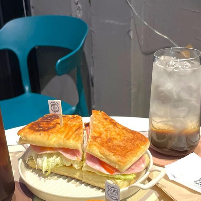 성쥬 on Instagram: "#협찬 #로드샌드위치 🥪인생 첫 잠봉베르🥪 잠실 샌드위치 맛집🫶 로드샌드위치 잠실점 작고 아늑한 분위기에서 즐길 수 있다길래 잠실 사는 친구 데리고 총총👟👟
