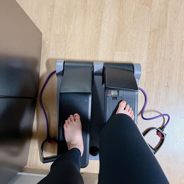 깜미 on Instagram: "#광고 평상시 하체 불태우기는 아파트 계단오르기만한게 없는거같아요 실외 계단오르기가 재미없고 버거우시다면? 계단오르기 효과와 같은 실내에서 하체를 부실 수 있는