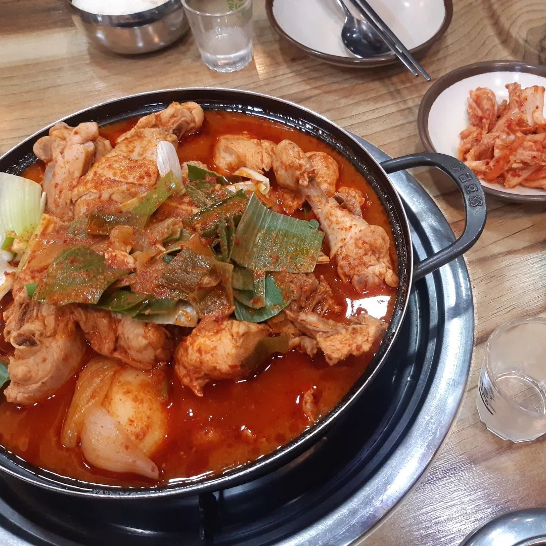#부평 에서 #닭볶음탕 #닭도리탕 은 젭알 여기서 드세여,,
여긴 #부평역 근처에 위치한 #닭볶음탕맛집 #정정아식당 입니다!
정정아 식당 얘기는 많이 들어봤지 한 번도 가본적이 없었고든용..
삼겹살 먹을까 하다가 닭볶음탕 바루 생각나서 찾아보다가 일루옴..ㅎㅎ
소짜 시켰는데 24000원이구여 닭 한 마리랑 감자 그득 양 진짜 많아요!
기본 반찬으로는 김치랑 산고추인데 산고추가 ㄹㅇ 맛있음 ㅠㅠ❤
국물도 적당이 얼큰하구 담백하구 계속 들어가는 맛.. 특히 감자가 진짜 푸욱 익어서 국물에 으깨고 비벼서 한 입 해주면 작살남..
술이 술술 들어가는 맛임 ㄹㅇ.. 여긴 기본으로 술 안시키면 큰일 나는 곳!
대파도 숭덩숭덩! 그걸마저 매력적.. 봈음밥까지 못먹은게 너무 속상함..🥲
물 음료 컵 이런거 다 셀프라서 직접 가져다가 마셔야했어용!
기본적인 맛없없 닭볶음탕 부평에서 찾으시려면 여기로 오세요!
족발신선생 2층에 있어요!

#닭도리탕맛집 #인천닭볶음탕 #부평닭볶음탕 #부평맛집 #부평역맛집 #맛집 #맛집추천 #맛집스타그램 #맛스타 #맛스타그램 #먹팔하면맞팔 #먹스타그램 #먹스타맞팔 #선팔하면맞팔 #먹부림 #먹방 #먹스타맞팔 #follow #인천맛집 #팔로우 #먹팔 #먹팔맞팔