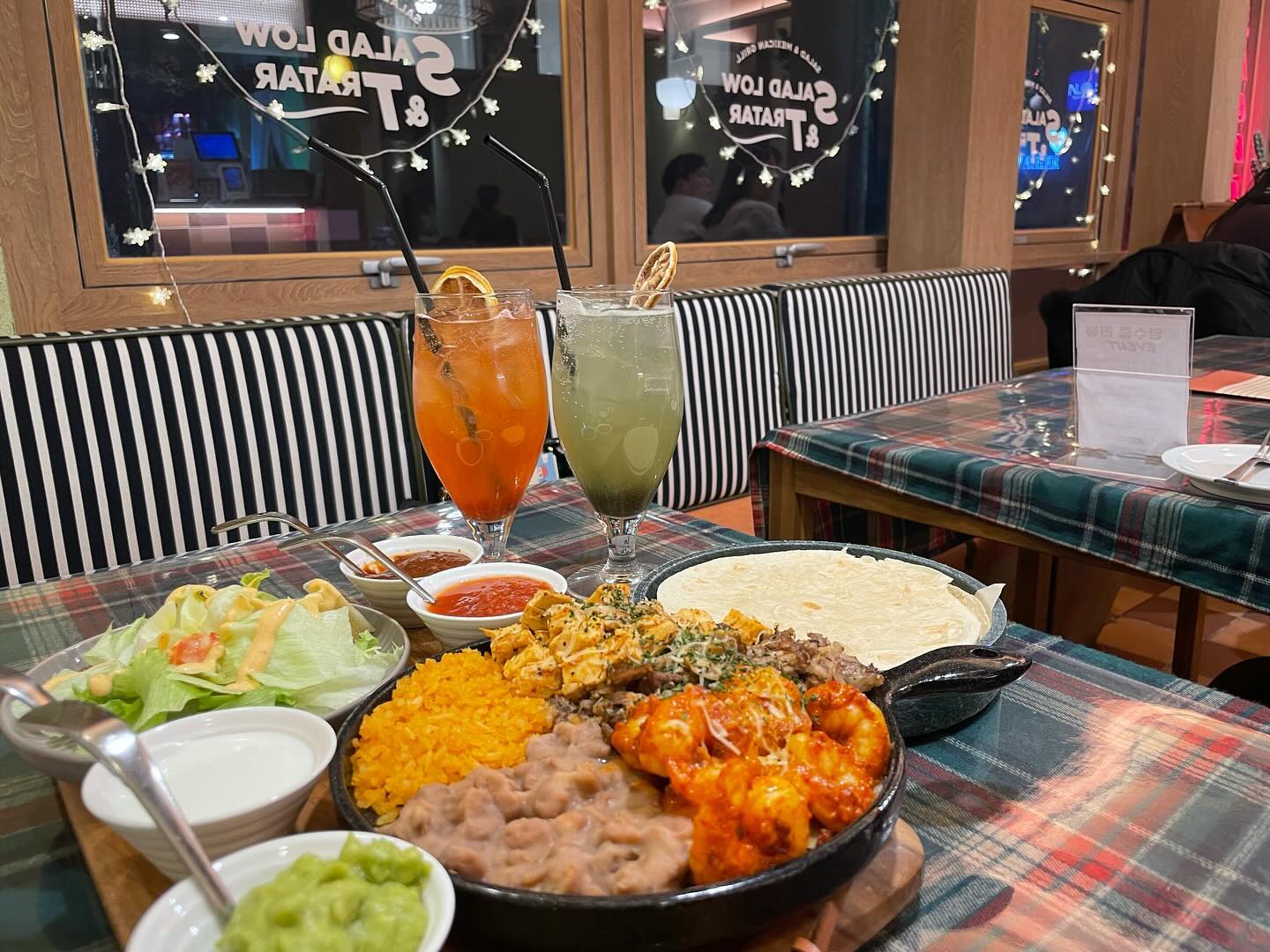 지하철타고 멕시칸🇲🇽으로 여행가자 #샐러드로우 앤트라타
#협찬

📍샐러드로우앤트라타 연남점
📍서울 마포구 양화로23길 22-6 1층

홍대입구 근처에 근사한 가성비 타코집 소개드려요.
들어가자마자 따뜻한 연말연초 분위기의 인테리어로 머임하시는 분들이나 연인,친구 분들이 많더라구요.
타코집 답게 타코,치미창가,브리또 등 멕시칸 요리가 많았는데 정말 하나하나 다 먹어보고 싶은 비주얼..🥹
골라골러 저희는 파히타(세트B)를 시켰어요. 
샐러드+파히타 한판+에이드 이 모든게 사만원도 안한다니! 정말 가성비 갑입니다⭐️
치킨, 포크, 쉬림프가 골고루 나와서 또띠아에 싸먹는데,
특히 또띠아는 양도 많고 따끈하게 나오니 너무 쫄깃쫄깃 하더라구요.
음료는 에이드 세트를 골랐지만, 라떼가 비주얼이 너무 멋져보여서 시켜놓고 살짝 후회했어요. 일반 커피라떼가 아니라 과일라떼라 맛이 궁금했다지요. 물론 에이드도 넘 상콤했답니다. 다음기회에 도전해보는걸로🙌 
홍대에서 멕시칸 요리를 제대로 느끼고 싶다면 요기 가보시지유~!~!~

☑️2인세트B(화이타+에이드2+샐러그)(38700)
☑️핑크구아바에이드
엄청달달구리하고 상큼+구아바 맛이 나는 에이드
☑️샤인머스켓에이드
구아바에이드보다 덜 달았는데 제 입맛에는 더 맛있어요!

 #홍대포케 #홍대샐러드 #홍대다이어트맛집 #홍대타코맛집#연트럴파크맛집 #연남동데이트코스 #연남동 맛집 #연남동타코맛집 #연남동샐러드 #연남동다이어트맛집