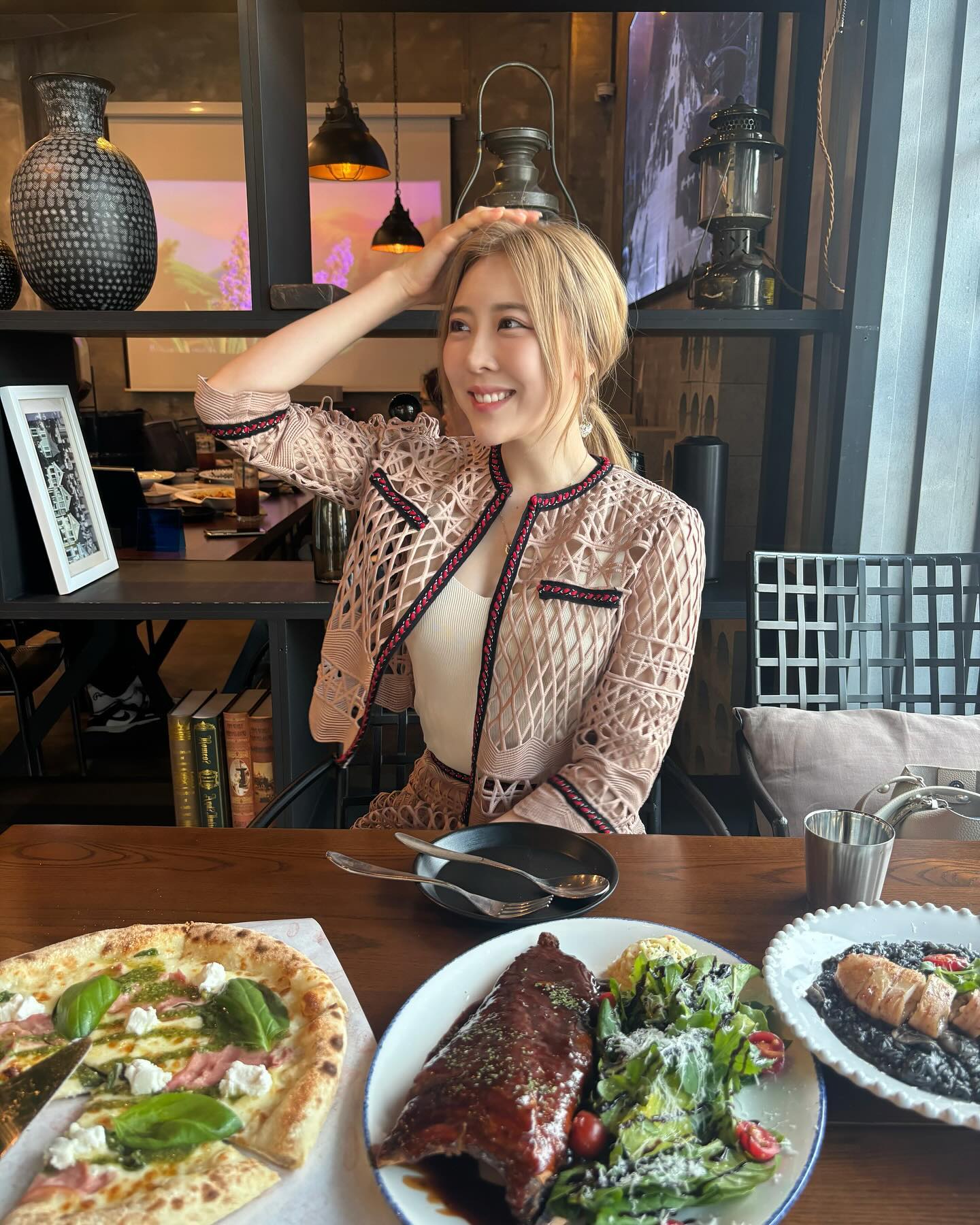 #광고 vicino_official_ 
오랜만에 고기! 핏자! 파스타!✨
한적하구 맛도 있어서 마음 편히 배부르게 먹었어요😋🤎
가게 앞에서 산책하기도 좋고, 햇살도 잘 들어오구,
노을 지는 모습까지 너무 예쁘던..🧡
주차 공간도 넓으니 한적하게 식사하고 싶으신분들!
비치노 강추해요🥰💗

#일산맛집#고양맛집#일산파스타#탄현역맛집#비치노#비치노피자#피자맛집#일산피자맛집#일산파스타맛집#일산데이트#고양데이트#오징어먹물리조또#바질페스토#폭립#조용한맛집