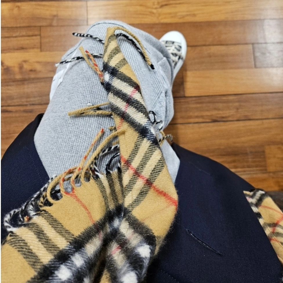 오랫만에 내 얘기 창피해서 지울지도 모름ㅋㅋ
일상은 없고 광고피드만 올려서 미안해요 👉👈
.
.
.
요새 저는 일상이 없어요.
아빠가 누워계신지 꽤 되서 전국 외국 병원 다니고
그사이 저도 몸이 안좋아서 집 아님 병원에만 있어서
할게 없어서 가격에 상관없이 제품 마음에 드는 거..
한두개만 써보고 좋은것만 올리는게 거의 유일한 낙예요.
.
.
항생제 호르몬제 부작용 으로 얼굴이 이렇게 커질 수 있나,
갑자기 이렇게 찔수 있나 싶을정도로 12kg가 쪘다가
약 끊으니 다시 돌아오고 있어서 엊그제 사진도 올려봤어요.
(옛날엔 몬났다 생각한 모습이 시간이 지나니 그때가 예뻤지 싶더라구요. 오늘보단 무조건 어제가 더 어리고 이쁜거니 
그날그날 사진 많이 찍어두세요 훗~ 인생2회차 같네 ㅋㅋㅋ)
.
.
.
.
.
건강이 중요하다는 말. 다들 아시죠.
부모님 계실때 잘하라는 말.. 머리로는 다 아실거예요 
근데 그게 참 쉽지 않아요. 누릴땐 그게 행복 인줄 모르더라구요. 저도 그렇구요. 당연하게 누리는 일상의 편안함을 지루하다 무료하다  생각한 시기도 있었어요. 죽을만큼 아프고 나니 지금은 하루하루 감사하며 밝게 살려고 해요. 다 나았다 싶으면 재발-회복-재발 
.
.
근데 이제 그냥 받아들이고 있어요. 
이제 조금씩 외출도 하고 지인들도 보구..
맨날 츄리닝에 운동화에 멋이 뭐예요? 패션이 뭔가요?
손에 잡히는대로 입는 삶.  집순이라이프 ✌️ 
다시 천천히 건강하게 예뻐지게 사는게 제 목표 입니다.
데헷 부끄럽고만!  튀엇!