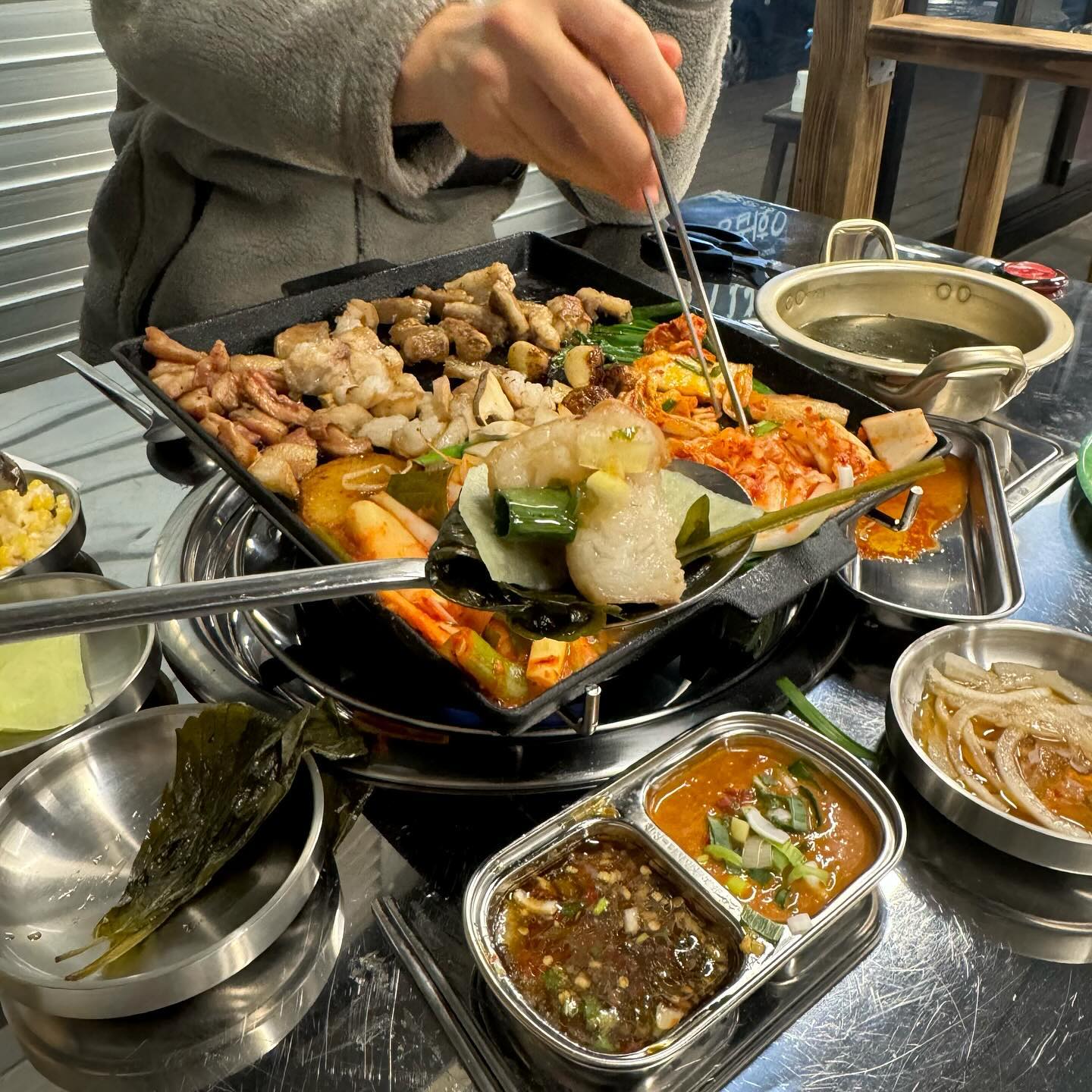 #협찬
관평동 곱창 맛있는 집을 찾으신다면!! 우화곱창 관평점💜 떡볶이가 반찬으로 나오는데 너무 맛있어요 ㅎㅎ 사장님께서 짱 친절하셔서 기분이 너무 좋았는데요!! 싸 먹을 수 있는 조합이 많고, 양이 일단 미쳤음!! 술이 술술 들어갈 것 같은 안주에요 ㅎㅎ 미역국으로 속을 달래며 곱창을 먹었는데 누린내 1도 안나고 고소한 맛 가득 너무 맛있더라구요 🤣🤣 곱이 가득가득 차 있어요!! 모둠으로 시키니 대창, 막창, 곱창, 염통 등 다양한 부위를 같이 먹을 수 있어 질리지 않고 먹을 수 있었는데요!! 배 부르더라도 빠질 수 없는게 바로바로 볶음밥 아니겠어요ㅠㅠ 곱창을 조금 남기면 더욱 맛있게 먹을 수 있답니다! 볶아져나오지만 조금더 누룽지를 먹고 싶다면 기다림은 필수!! 모양도 예쁜데 맛이 진짜 대박이에요ㅠㅠㅠㅠ 세상사람들 다 알아줬으면!! 다음에 곱창먹고 싶은 날 또 먹고 싶은 우화곱창 관평점!! 강추강추!!
.
.
#대전곱창맛집 #관평동곱창맛집 #관평동막창맛집 #관평동대창맛집 #대전곱창 #대전맛집 #대전막창 #대전대창 #대전맛집투어 #대전맛집추천 #맛집 #곱창 #맛스타그램 #먹스타 #먹방 #먹스타 #맛집스타그램 #좋아요 #좋아요반사 #좋아요반사❤️ #일상 #데이트 #투어