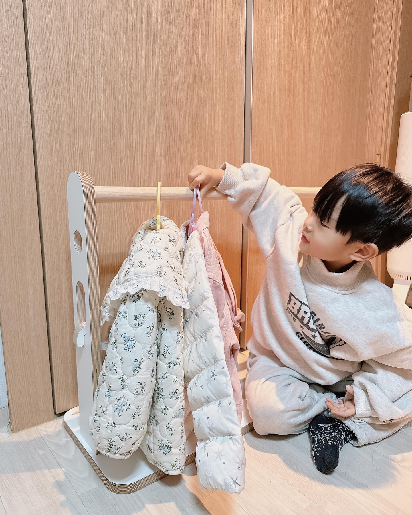 🩵

#협찬 
베베조아 서랍장 위 아이템 〰️🤍
미니행거 친환경가구 〰️🤍

아이 키우고나서, 가구를 고를 때마다
신중해지는게 수납이더라구요.
수납 좋은 5단서랍장을 샀는데도 불구하고
겨울옷이나 아우터 들은, 접어서 넣을 수도 없고
정말 ㅎㅎㅎ불편하더라구요.
​
그래서 찾고 찾다가 알게된,
베베조아 서랍장위 아이템! 
바로 ’미니행거‘ 아기옷행거 입니다💗

우리 딸 아이가 원피스도 좋아하고
숏패딩, 셔츠, 아우터가 많다보니
행거가 정말 딱 필요한데, 
​
베베조아 아기옷행거는 바닥에 내려놓아도,
서랍장 위에 올려두어도 딱이라서, 👍🏻👍🏻👍🏻
인테리어를 해치지 않고 오히려 인테리어효과도
줄 수 있는 아이템이었어요.💗

맨 위가 평평한 선반 형태의 서랍장 또는
수납장이 있으시다면 이렇게 활용하면 정말 딱이에요.
​
수납 위에 옷을 개서 올려놓으면 너무 지저분한데,
이렇게 미니행거가 있으면 더 깔끔하네요.🩵🤍

공간 활용을 제대로 할 수 있으면서
예쁘게 옷 수납도 가능해서
3단~5단 서랍장 있으신 분들^^ 눈여겨보시구
한번 구경가보세요!!
24년 2월 17일까지 30% 세일이라고해요〰️🤍

#베베조아 #돈워리아기옷헹거 #아기행거
#유아행거 #옷정리 #방정리 #옷장행거
#서랍장행거 #샘키즈 #서랍장위 #친환경가구
#아기옷행거 #유아옷행거 #아이옷정리 #아이옷행거