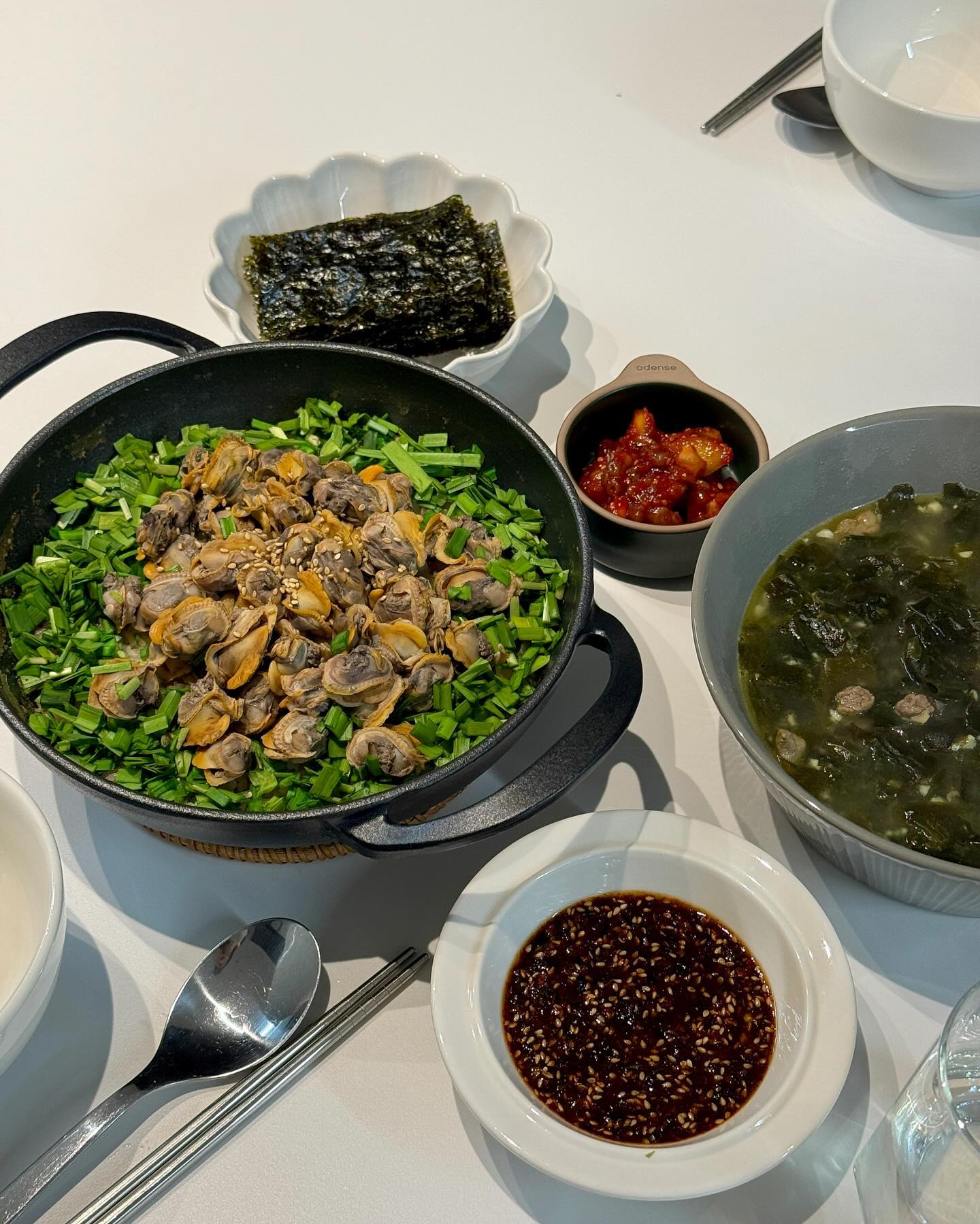 다들 맛저 하세용🥰
📌꼬막솥밥📌
1.꼬막은 소금물에 1시간 이상 충분히 해감하고 씻어둔다.
쌀도 30분 이상 불려 준비한다.
2.부추는 송송 썰고, 양념장에 들어갈 청양고추는 굵게 다진다.
3.양념 재료를 전부 섞어 양념장을 만든다.
고춧가루 1T, 다진마늘 13T, 진간장2T, 올리고당1T, 참기름2T, 통깨 + 다진 청양고추
4.끓는 물에 꼬막을 넣어 3-5분 익힌다. 꼬막이 점점 입을 벌리기 시작할 때 불을 끈다.
(익힌 꼬막은 물에 씻지 않고, 건져둔 후 따뜻할 때 살을 발라낸다.)
*꼬막 뒷부분을 숟가락으로 비틀면 잘 발라낼 수 있어요
5.솥에 불린 쌀과 물(육수) 1.5컵, 진간장 1T를 넣고 중강불로 3-5분 끓인후 뚜껑을 닫고 약불로 15분 익힌다.
6.썰어둔 부추반과 꼬막을 가득 담고 참기름 한바퀴를 두른후 5분정도 뜸 들인다

✅재료 (2인분)
꼬막 1kg, 쌀 1.5컵, 물(육수) 1.5컵, 부추 80g, 청양고추 1개
1컵=180ml 기준
✅양념
고춧가루 1T, 다진마늘 13T, 진간장2T, 올리고당1T, 참기름2T, 통깨 + 다진 청양고추

#꼬막솥밥 #솥밥 #솥밥레시피 #꼬막 #꼬막맛집 #제철음식 #맛저녁 #주말부부 #요리스타그램 #요리레시피 #부부일상 #부부밥상