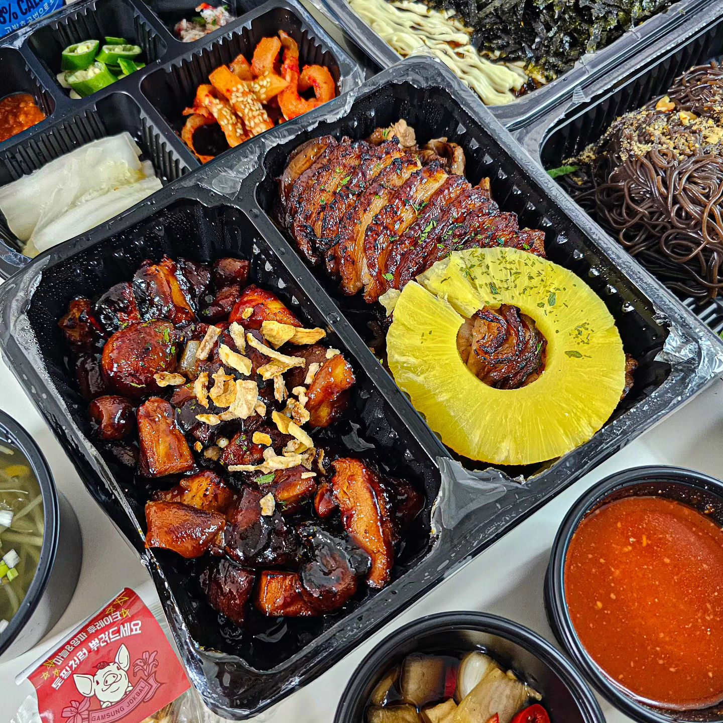 배달로 만난 세상 푸짐한 족발 한 상❕️
구운감족 + 직화매콤불족 반반은 불패조합이라구

🚩위치
서울 강남구 선릉로86길 26 2층

📋 메뉴
✔️반반감족 + 막국수 (소 36,000 / 중 41,000 / 대 46,000)
.
.
#선릉맛집 #선릉역맛집 #감성족발 #감성족발선릉점 #반반족발 #반반감족 #구운감족 #직화매콤불족 #매운직화족발 #먹스타그램