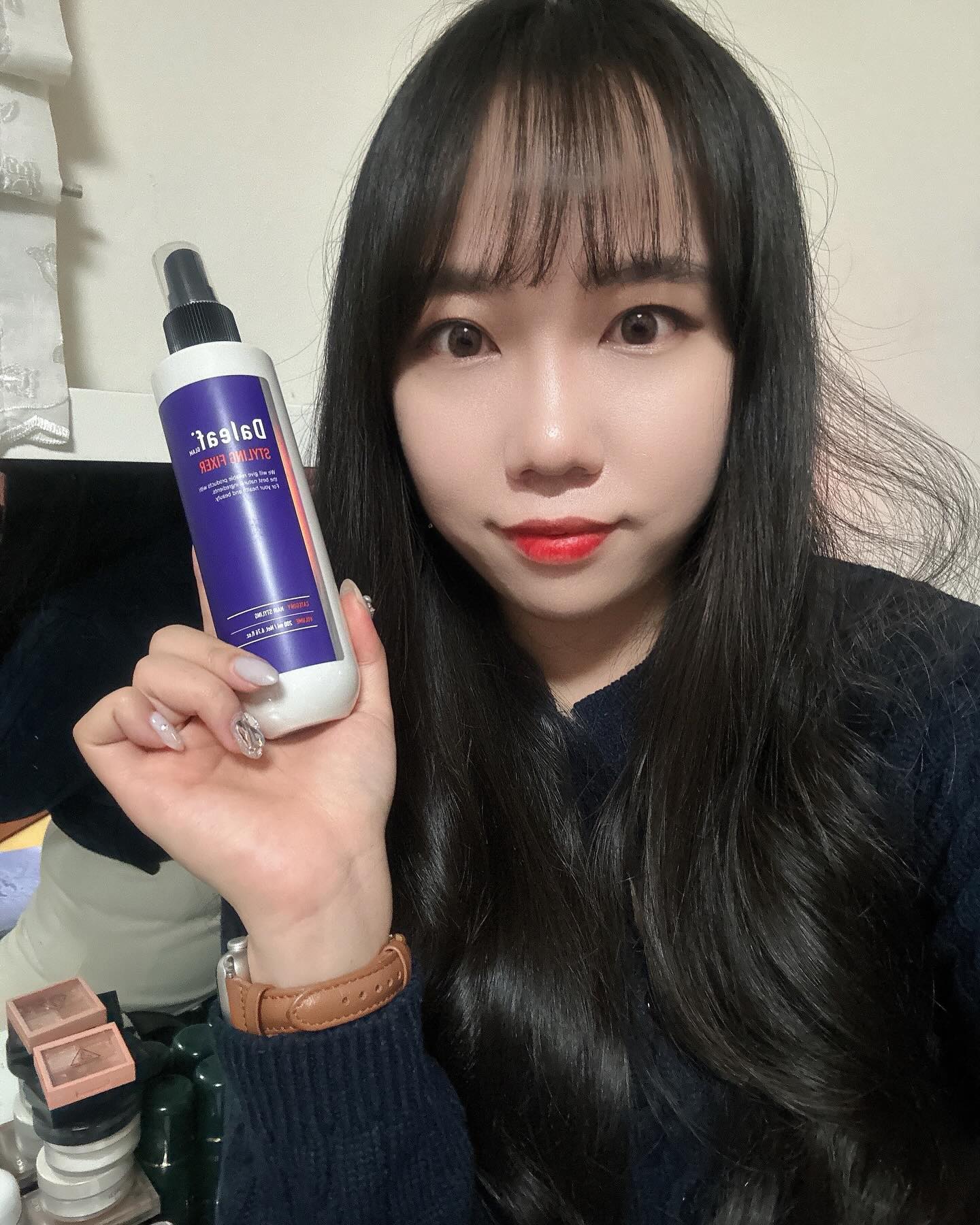 조금 습한곳만 가도 다 풀려버려서 눈을 찌르는 내 앞머리...
근데 따듯한곳에 있다가 추운곳에 있다가 습한곳을 가도 밤에 집을 와도 풀리지 않고 살아있는 내 앞머리에 축배를 들뻔하게 한 픽서 왕강추....❤️

#달리프#daleaf#ダリーフ#픽서추천#올리브영픽서추천#올리브영픽서#아이돌픽서#헤어픽서#앞머리픽서