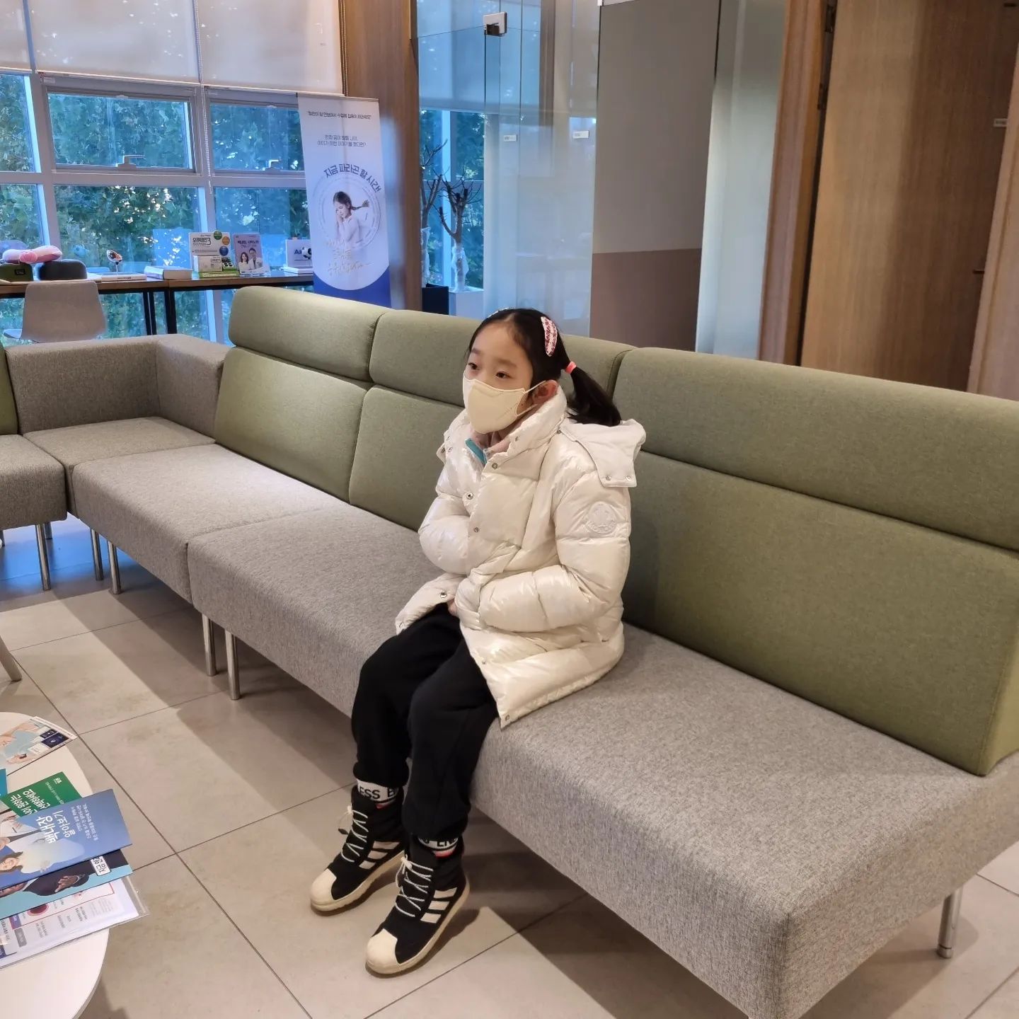 .
.
요즘 눈을 너무 깜밖거려서
안과왔지요
이것저것 검사해보니
다행이 괜찮타고하네요
눈시력도 양호하구요
😅😅😅

습관될수도 있고
날씨영향.미디어.영향이 생길수도 있고
요즘 애들 근시가 많이 생긴다니
6개월단위로
검사하라하시네요
많이 깜밖일땐
인공눈물 사용하라고
알라지약 사용할필요없다하시고
처방해주심요
😅😅

휴우~~~
다행이다요
😂😂

#안과#검사#시력검사#눈검사#유연한딸#짐볼좋아하는따님#초딩딸#인스타맘#일상기록#소소한일상#일상이주는행복
#건강하자요