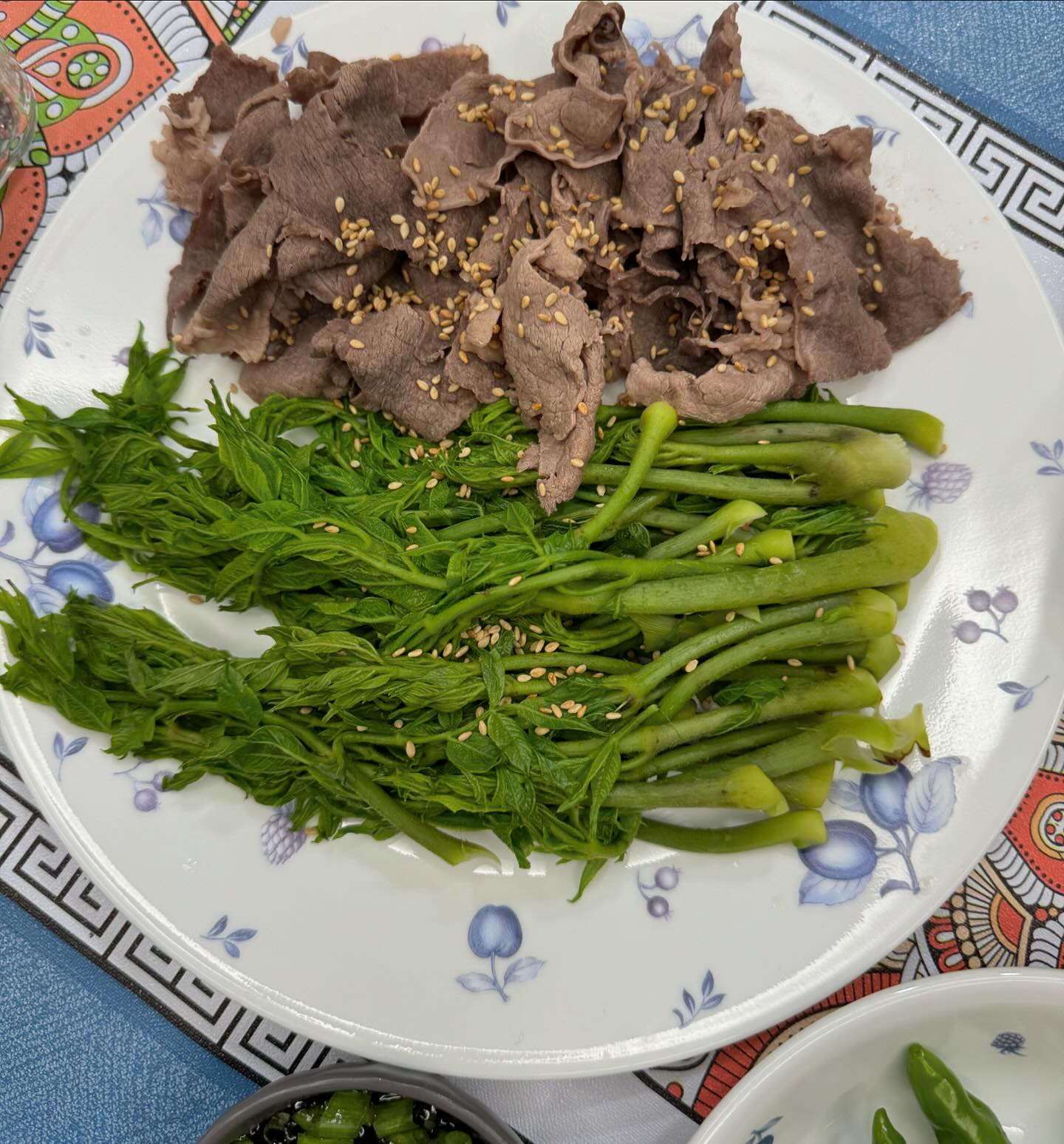 소고기 데쳐서 두룹이랑 같이 말아서
초고추장과 발싸믹소스를 찍어먹면 
행복한맛❤️집밥 최고 ㅎㅎ 

#집밥 #소고기 #두룹 #맛도리 
#봄나물 #봄 #밥상스타그램 #먹스타
