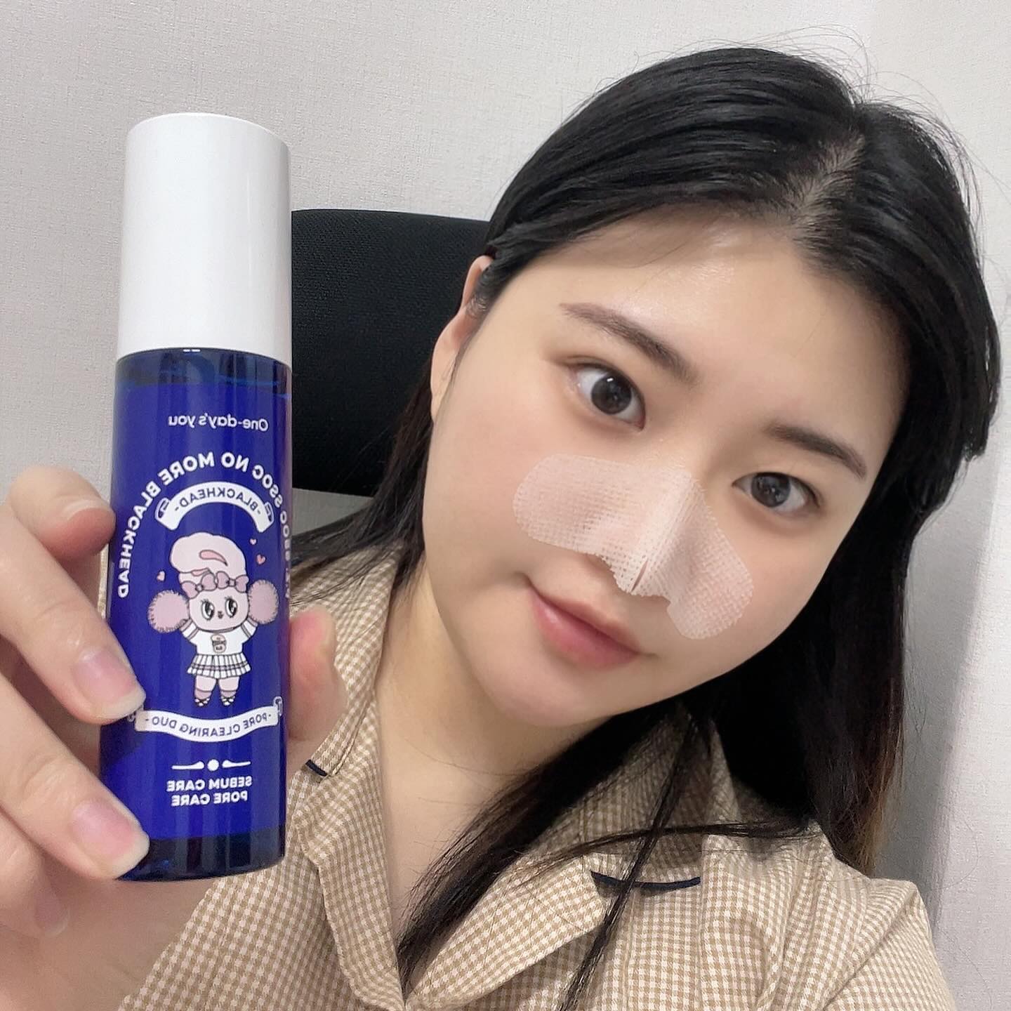 #협찬 #원데이즈유
요즘 코에 자극가게 코팩하는 사람 없죠~?🙈
코의 블랙헤드나 화이트헤드는 녹여서 없애야지 자극도 없고 모공이 더 넓어지지 않는데요~
저는 최근에 에스더버디🐰가 귀엽게 들어간 원데이즈유의 피지연화제를 사용하고 있어요.

자극도 덜하고 녹여내는 형식이라 모공이 더 넓어질 걱정도 없습니다.
그리고 무려 누적판매량이 350만개로 일본의 큐텐 재팬과 화해 어워즈에서 1위✨한 제품이에요
벌써 많은 사람들이 사용해보고 인증된 제품이라고 볼 수 있죠👍

함께 제공되는 코팩패드를 더하면 더욱 편안하게 얹어둘수 있고,
15분이 지난 후에 거친면으로 슥슥 닦아주면 피지가 나온게 보이더라구요~!🫢

무엇보다 코에만 사용하는게 아니라
턱 밑이나 티존 등 화이트헤드가 잘 올라오는 곳에도 함께 사용할 수 있어서 고민되는 부위에 얹었다가 쓱 닦아주면 빠르게 피부케어가 가능해
편리하면서도 이제는 필수품이 된 피지쏙쏙 노 모어 블랙헤드 에요!😌🩷

#피지쏙쏙 #코팩 #코팩추천 #피지제거 #블랙헤드제거 #블랙헤드관리