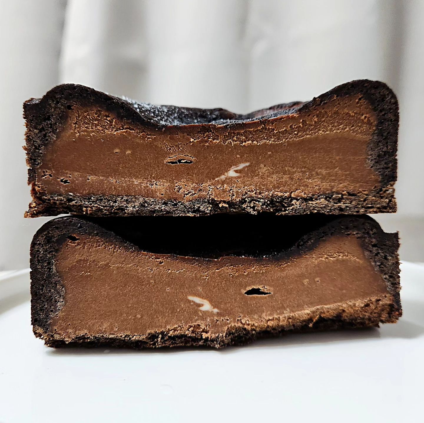 오늘은 시호쿠키의 🤎가나슈쿠키번🤎
sihocookie #리빵_시호쿠키

#가나슈쿠키번
시호쿠키 디저트들은 크고 뚠뚠한 게 특징인데요! 요 쿠키도 역시나 두툼한 두께가 장난아니에요😻

얇은 쿠키 속에 초콜릿 가나슈가 가득 차 있는 쿠키에요! 겉의 쿠키는 얇아서 그런지 바삭하면서 쫀득한 식감이 너무 좋았어요🤤 또 속의 가나슈는 꾸덕꾸덕한데 입 안에서 부드럽게 녹아서 진짜 맛도리🫶

당충전 필요할 때 먹기 좋은 달달한 쿠키에요🍪 초콜릿 맛이 엄청 진하지만, 또 막 미친듯한 단맛은 아니에요! 달콤하면서도 다크초코 특유의 쌉쌀함이 살짝 느껴져서 좋았어요😋

간만에 달달한 쿠키 먹고 기분전환 했네요! 달콤한 디저트 좋아하시는 분들은 시호쿠키 꼭 드셔보세요🥹