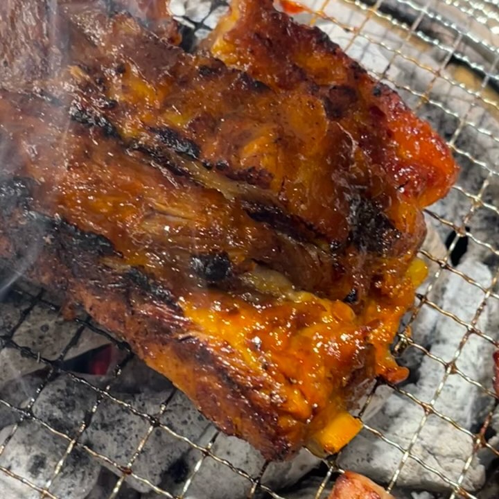 #협찬 🍖육미제당 관악봉천점🥩
국내 최초 대장갈비 무한리필 육미제당‼️

요즘 많이 생기고있는 육미제당! 관악봉천점 다녀왔습니당~~
얼마나 인기가 좋은지 평일저녁에 가도 웨이팅이 있더라구요! 
하지만 캐치테이블 앱으로 기다리지않고 현장웨이팅이 가능해서 좋아요ㅎㅎ

육미제당 고기들이 맛있는 이유는 엄선된 고기들에 맛있는 소스들로 만들었기 때문입니당!
대표적으로 텍사스대장갈비, 대장양념갈비, 간장양념갈비가 있고 그 외에도 삼겹살, 숯불닭갈비, 수제양념갈비, 프렌치랙까지 다양한 고기들이 있어요~진짜 전부 다 맛있어요,,진짜 반칙이에요🥹🥹

특히 대장갈비가 정말정말 맛있었어요😋
흔하게 먹을 수 있는 메뉴가 아니기도 하고, 고기가 정말 부드러웠고 양념도 맛있었어요ㅎㅎ

여기서 끝이 아니라 셀프바에 피자랑 떡볶이, 튀김, 잡채, 죽 등등 맛있는 게 많아요!! 이 모든걸 19900원에 이용할 수 있는 게 놀라울 정도에요,, 사이드메뉴로 된장찌개랑 냉면이 있는데 사이드까지
완벽합니당👍🏻👍🏻

✨육미제당 관악봉천점✨
📍서울 관악구 양녕로 29 1층
🕖매일 11:00~23:00 (라스트오더 21:30)
☎️02-883-1998

🍖육미제당 홈페이지
http://6me.co.kr
🍖육미제당 인스타그램
6mejedang 

#육미제당 #무한리필 #대장갈비 #관악봉천맛집추천 #관악맛집 #봉천맛집 #봉천맛집추천 #프랜차이즈 #고기집 #고깃집 #고깃집창업 #오늘뭐먹지 #고기집창업 #삼겹살 #닭갈비 #돼지갈비 #프랜치렉