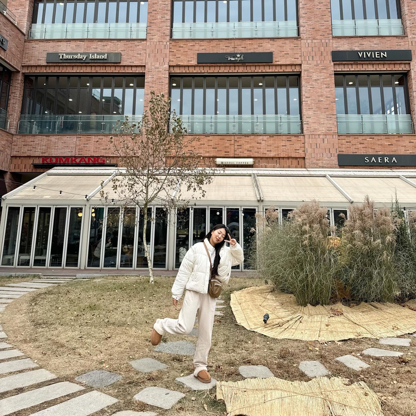 #협찬

갑자기 추워진 날씨 탓에
옷도 옷이지만
신발도 따뜻한걸 찾게 되더라고요

이누이트 윈터 퍼 슬리퍼 하나면 끝
고급 천연 소가죽에 가벼운 무게까지
부담스럽지 않은 4.5cm 키높이에
풍성한 털 안감까지 

올 겨울 따뜻하게 보낼 수 있겠어요

innuitshoes

#이누이트 #이누이트슈즈 #이누이트부츠 #겨울부츠 #털부츠
#어그슬리퍼 #어그부츠 #털슬리퍼 #겨울코디 #데일리룩 #겨울데일리룩