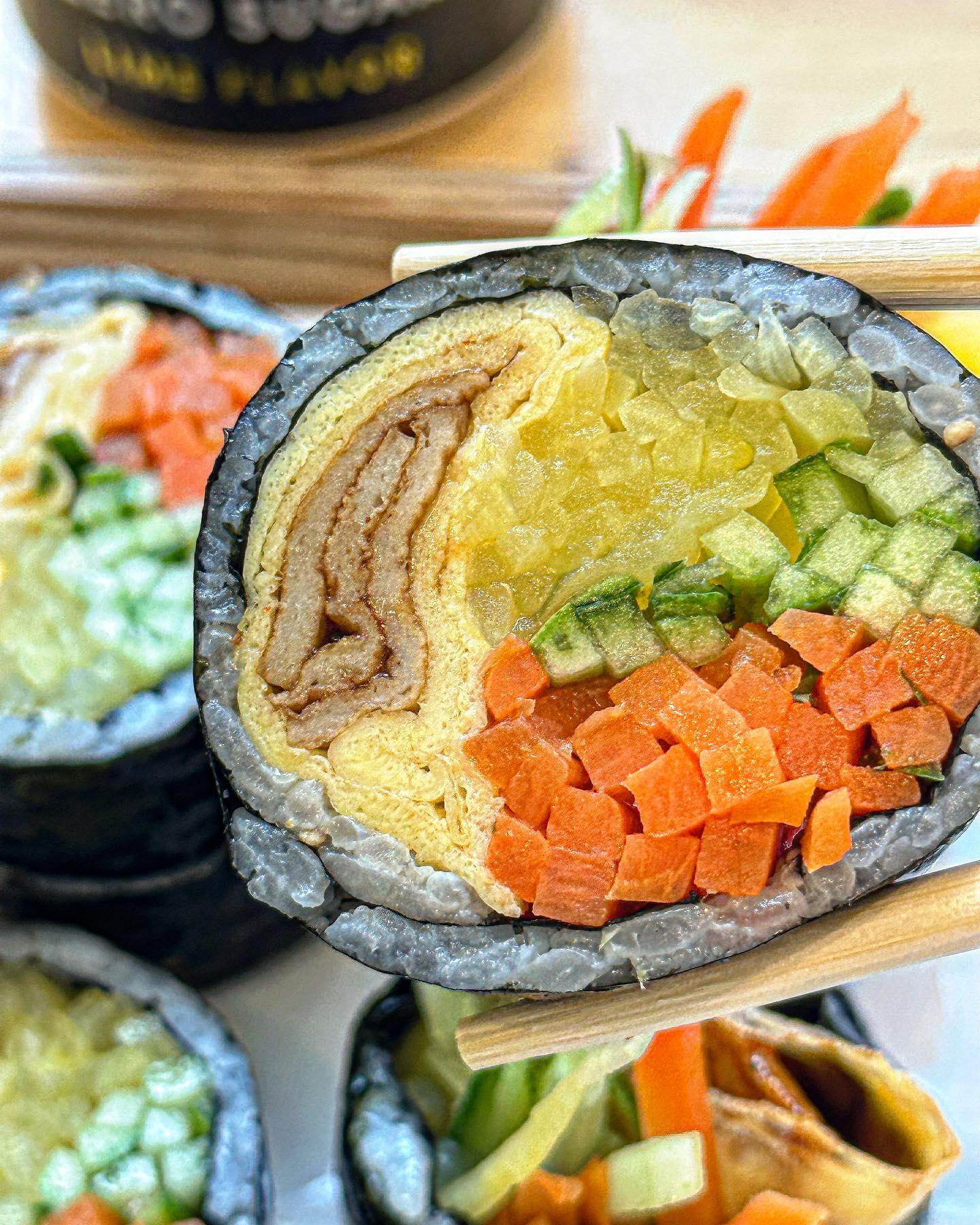 맛있는 건강한 한 끼! 문정맛집 #오토김밥 ✨
늘 그렇듯 픽업/배달주문 엄청 많고 매장도 거의 만석~

점심시간에는 자리 없을 수 있으니
왠만하면 포장 주문하는걸 추천!

신선한 야채가 듬뿍, 건강한 느낌도 듬뿍인 오토김밥 🍙
무엇 하나 튀는 느낌이 아니라
전체적으로 잘 어울러지는 느낌이야.

참고로 닭강정도 같이 파는데 가끔은 김밥보다 맛있어(?)
겉바속촉인 닭강정도 꼭 먹어보길 😗

점심 메뉴 고민하기 귀찮다면, 가볍게 먹고싶다면
김밥이 최고다 … 🥹 #문정동맛집 #문정역맛집 

📌 #오토김밥문정점 
서울특별시 송파구 문정동 642 송파 테라타워2 a동 107호

💳
오토김밥 5,000