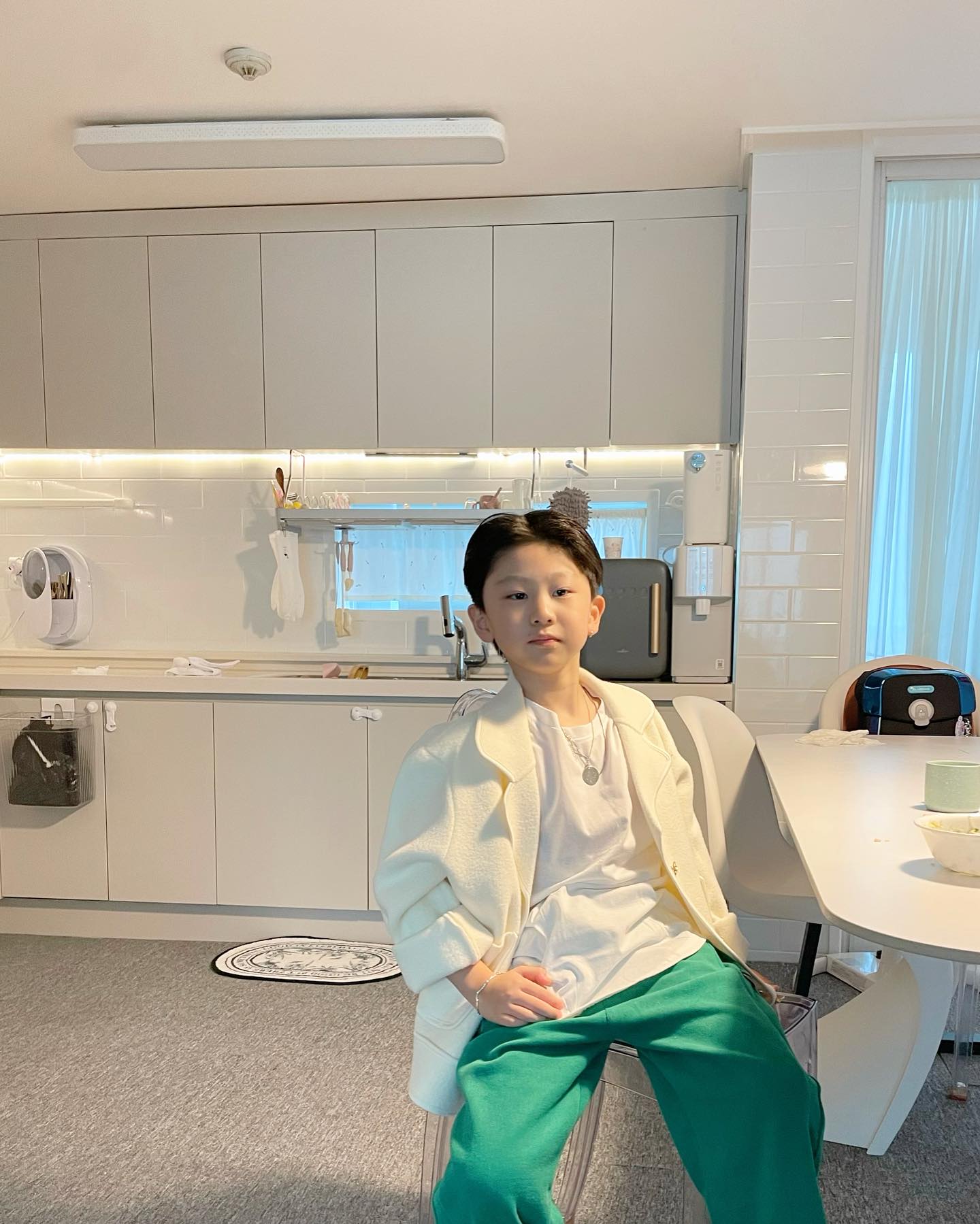 8시일어나서 샤워하고 밥먹고 옷입고 등교😝
맬 아침 나만 바쁜거같네요 … 
후야 빨리 이거를 몇번 외치는지 ㅋㅋㅋㅋㅋㅋ 
밥먹으면서 말도많고 질겅질겅 잘도 씹어먹는 8살옵하😂

이모가 사 준 가방 반짝반짝하넹.ㅋㅋ
옵하가 직접.고른거에요 😂😂
.
.
.
.
.
.
.
.
.
.
.
.
#셋째임신 #등교샷 #초등 
#남매샷  #남매스타그램  #남매맘 #육아맘일상  #도치맘  #일상  #육아스타그램 #선팔맞팔  #소통   #오오티디      #좋반사  #daily   #셀스타그램 #ootd  #데일리  #얼스타그램   #좋아요반사   #좋아요테러   #좋튀      #아들스타그램   #streetstyle  #좋반환영  #fff #f4f  #셀피  #좋반사 #followforfollowback