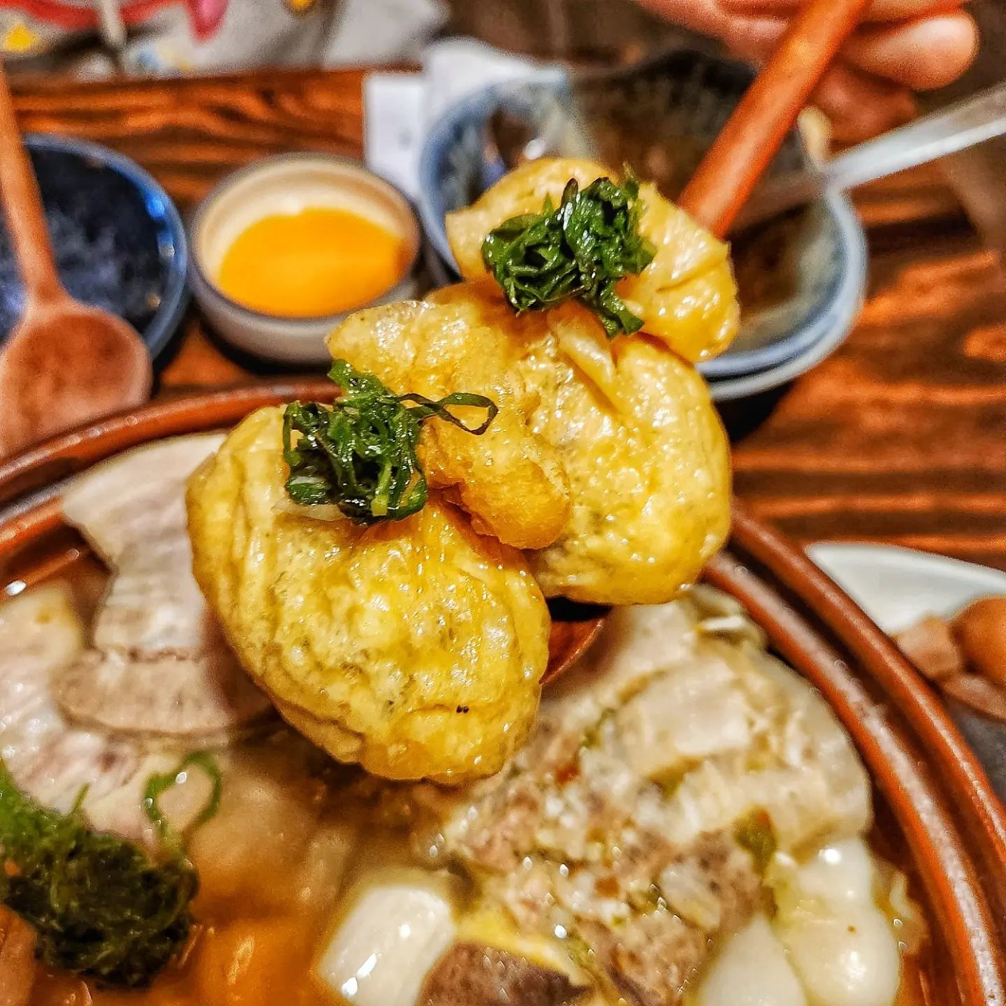 #협찬 "백김치찜에 뱅쇼하이볼"

✅연남동 #화담
✅좋아요,댓글,저장,공유 모두 감사합니다!

----------------------------------------------

"오~ 여기 예쁜데요?"😘

그쵸? 7초씨 ~ 퓨전 한식 술집 '화담'이에요.

한적한 골목을 지나면 나오는 
예쁜 마당과 실내 인테리어도 예쁘지만,
시그니처 메뉴들도 완전 맛도리~😉

"백김치찜은 정말 어디에서도 먹어보지 
못한 맛이에요!"😚

인정!! 저는 색도 예쁘고 의외로 담백한
뱅쇼 하이볼도 맛있었어요. 

"그나저나, 한끼씨~
 여기 사장님들 왜케 친절하고 잘 생겼어요?ㅋㅋ"😆

@연남동 갈 때 같이 갈 친구~

🔹서울 마포구 성미산로 149-8 1층
🔹17:00 ~ 24:00
🔸백김치찜 28,000원  골뱅이삼합 20,000원
  뱅쇼하이볼 8,000원 유자하이볼 8,000원

----------------------------------------------

7초에 한끼 먹은 듯 돈돈하게😄

7sec_1meal
7sec_1meal
7sec_1meal

#연남동맛집 #연남핫플 #연남동핫플 #연남동술집 #연남동술집추천 #연남동이자카야 #연남이자카야 #연남동데이트 #연남동데이트장소 #연남동생일파티 #연남동소개팅 #연남동회식 #연남동회식장소 #데이트코스 #연남분위기좋은곳 #분위기좋은술집 #연남동화담 #홍대입구술집