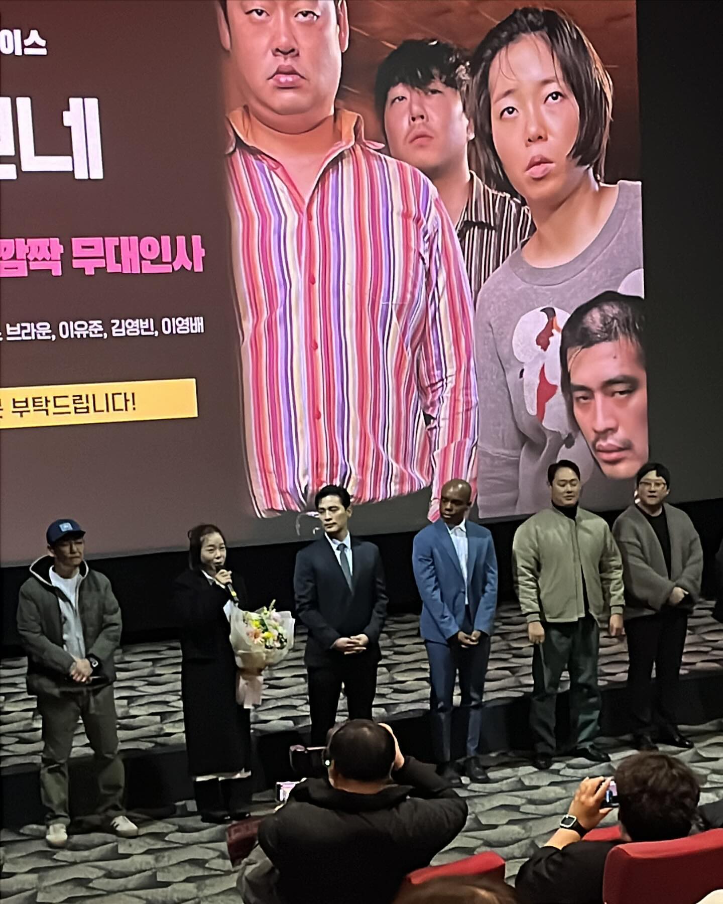#광고 #협찬

귀여운 외모에 그렇지 못한 말투! SNL로 매력 넘치는 모습을 보여줬던 배우 정이랑님의 첫 단독 주연 영화, 아네모네 보고 왔어요!

한국인의 뜨거운 용광로 같은 화를 너무 잘 표현하셔서 진짜 영화 상영 내내 꺽꺽 거리면서 웃었어요 진짜 너무 재미있음 스트레스 다 날아감 ㅋ 

하지만 재미 뿐만이 아니라 2022년 유바리국제판타스틱영화제 대상과 비평가상, 전 세계 유수 장르영화제에서 상을 받은 작품성과 높은평점!
올해의 ❗️블랙코미디 영화추천❗️즐겁게 보실 수 있을거에요👍

📌개봉은 2월7일
✅2월7일 수요일 저녁 7시 30분
✅CGV 명동역 씨네라이브러리톡 확정

정하용 감동님과 정이랑, 박성진, 이유준 배우와 코미디언 양주영님의 신나는 진행과 함께하는 <아네모네> 라이브러리 TALK TALK TAL도 기대할께요!

시사회 끝날때까지 기다렸다가 포토타임도 가져주신 정이랑 배우님! 너무 귀엽고 예쁘셔서 사진 엄청 찍었다는!!👍 

#아네모네 #아네모네시사회 #영화아네모네 #고미디영화 #영화 #영화추천 #독립영화 #최신개봉영화 #최신영화추천 #영화순위 #액션영화 #요즘볼만한영화 #영화개봉 #아네모네개봉박두 #2월7일대개봉 #Anemone #AFairyTaleforNoKids #정하용감독 #정이랑 #박성진