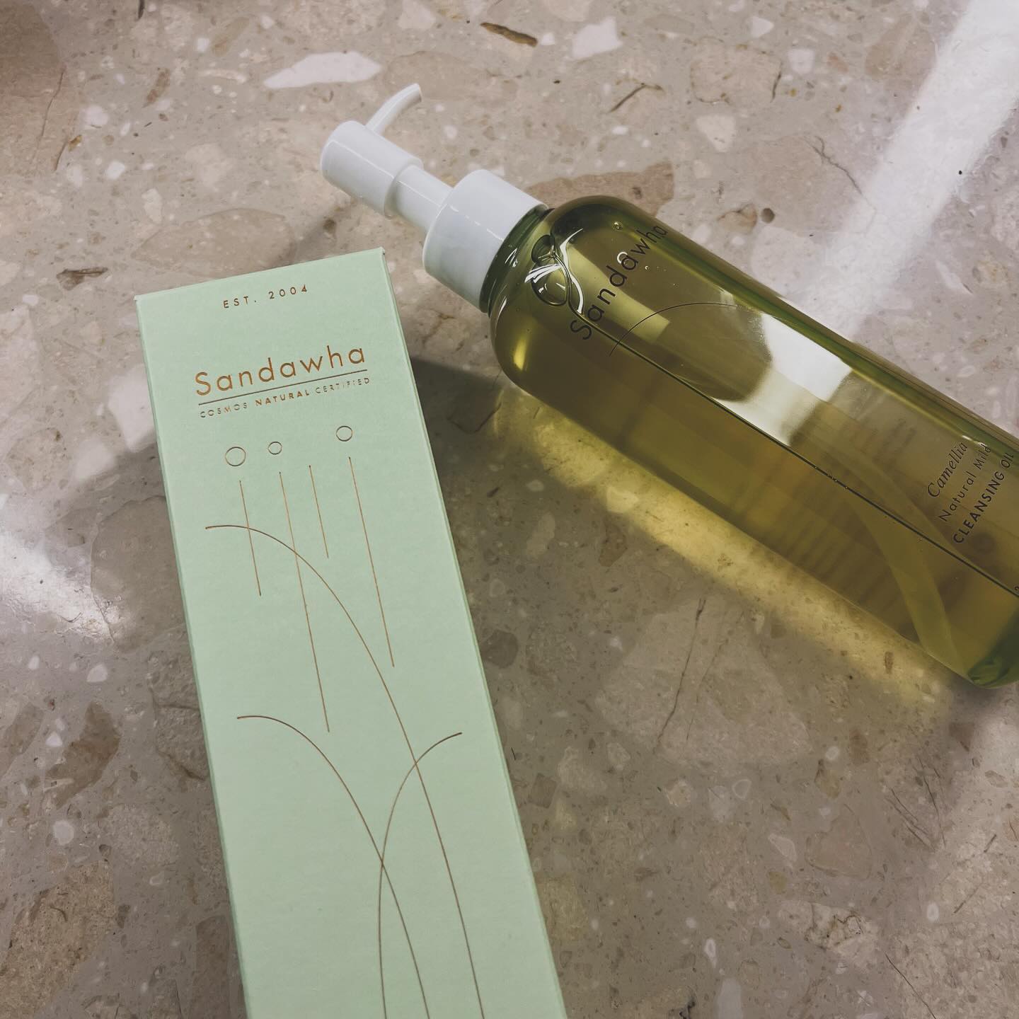 #할인구매 sandawha.official 
#순한클렌징동백오일 #산다화클렌징오일

동백오일에서 상콤한 향이 나네요. 기분 좋게 만들어주는 향으로 더욱 강해도 좋을 것 같아요. 저자극으로 세안도 깔끔하게되며 보습도 좋아요. 

#신상품나왔을땐 #천연화장품 #08L #상콤한 #천연클렌징오일 #기분좋은 #세안 #비건화장품 #클렌징 #산다화 #비건클렌징오일