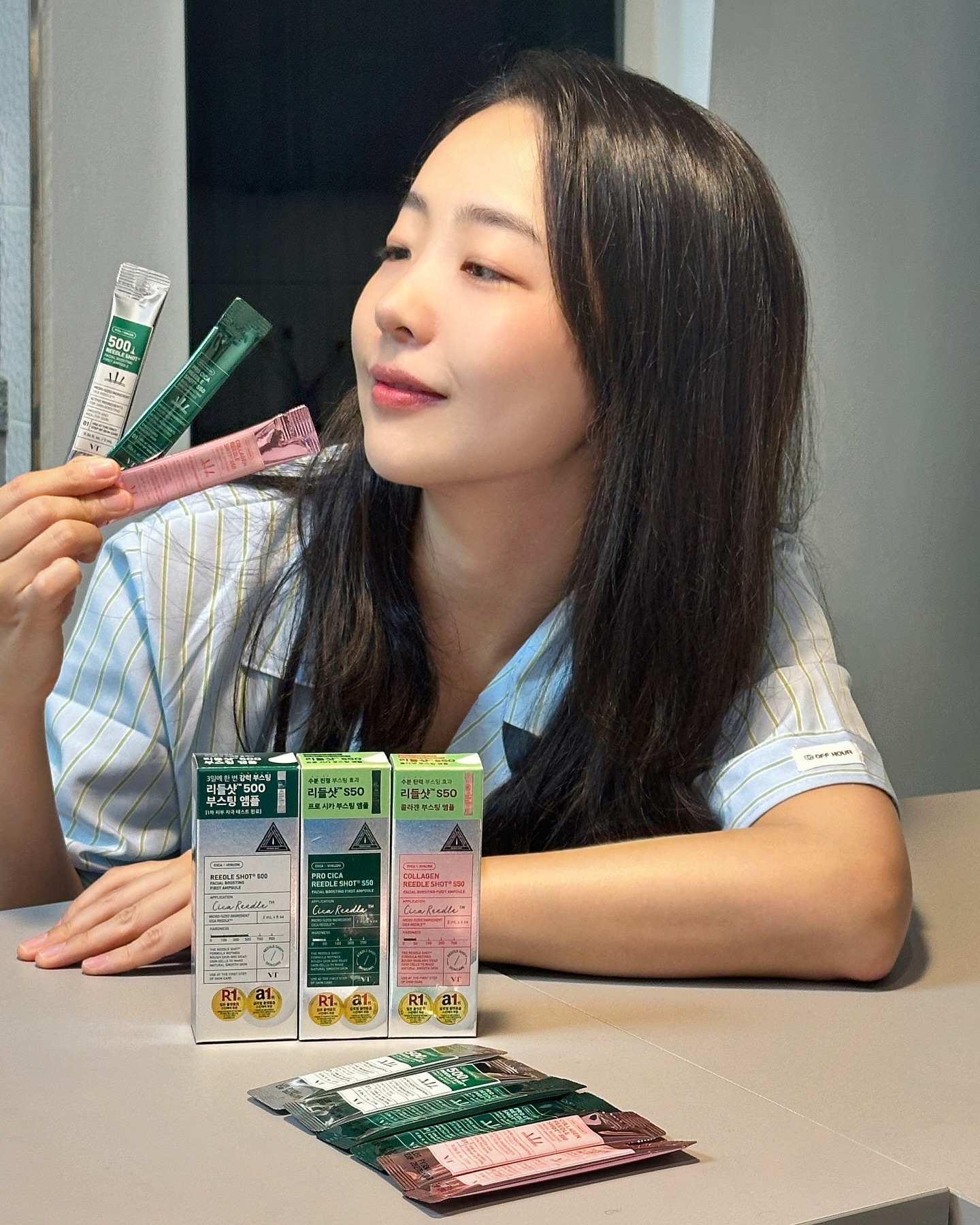 #협찬 
다이소에서 구하기 어려운 VT 리들샷 아시나요?
이번에 VT에서 다이소 신제품 3종이 출시 되었어요!
VT 리들샷으로 다같이 홈에스테틱해봐요💗

피부고민에 따라 아래 3가지 컬러 리들샷을 골라 써 보세요😉

1. 진정 효과가 필요 할땐 이거 써봐요!
<프로 시카 리들샷S50 페이셜 부스팅 퍼스트 앰플>
CICA REEDLE™ + 시카 엑소좀 +티트리오일이
들어 있어 진정 효과에 탁월해요:)
피부가 타서 따가울 때 사용했는데 
다음날 보니 많이 진정되더라구요❣️

2. 피부 탄력이 고민이라면?!
<프로 시카 리들샷S50 페이셜 부스팅 퍼스트 앰플>
CICA REEDLE™ + 500Da 저분자 콜라겐이  들어 있어
콜라겐을 흡수해 늘어진 피부에 탄력을 줘요!
피부 탄력이 고민일때 예방용으로 사용하기 딱이에요✨

3. 각질이 고민이라면?!
<리들샷 500>
CICA REEDLE™이 높은 강도로 들어있어
화장품 흡수을 더 도와주고 거친 각질을 정돈해줘요!
여름 건조한 피부 각질이 고민이여서 발라봤는데
뜨던 걱질이 많이 사라져서 각질 정리 때마다 사용하려구요:)

VT만의 독자적인 기술로 3가지 컬러 리들샷애 있는
모공보다 얇은 마이크로사이즈의 시카리들은
피부를 섬세하게 자극 시키고 화장품 흡수력을 높여줘요:)

리들샷 바를 때는 기초 단계 첫단계에서 
꾹꾹 누르면서 마사지 하듯이 발라주고 
그 위에 보습감 있는 스킨케어를 덧발라주면 효과가 더 좋아요❤️
특히 리들샷은 피부에 따금함이 느껴지는 제품이므로
넘 자국이 심하면 양을 줄이고 주기를 늘려보세요😌

다이소에서 컬러 리들샷 외에도
리들샷 에센스 3종, 패드 3종, 스팀마스크 3종 출시되어
7월부터 매장에서 만나볼 수 있으니
가까운 다이소에서 찾아보세요🙌🏼
온라인점에도 입점되어 있어요🫶🏻
.
.
.
#kbeauty #Reedleshot #Vtcosmetic #컬러리들샷 #다이소품절템 #다이소유니콘템 #홈에스테틱 #다이소 #피부홈트 #피부홈트레이닝