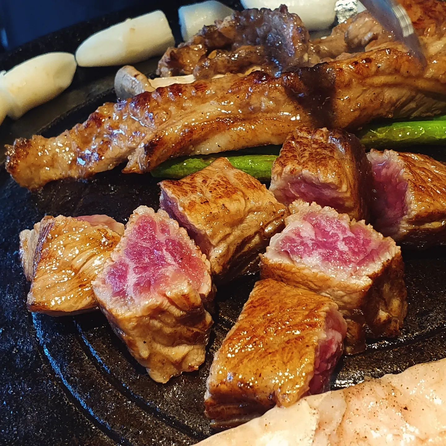 오늘은 논현동에 있는 진짜 맛있는 갈비집을 소개해 드리려고 해요. 바로 "곱창환전우대"라는 곳인데요, 제가 다녀온 이후로 여기 생각만 하면 군침이 다시 도네요. 

처음 가게에 들어섰을 때부터 분위기가 참 마음에 들었어요. 내부가 넓고 아늑해서 편안한 느낌이 들더라고요. 요즘처럼 바쁜 일상 속에서 잠시 벗어나 여유롭게 식사하고 싶은 날, 여기가 딱이에요. 

서울 서초구 신반포로 324 1층
월~금 10:00 - 23:00
토11:00 - 22:00
일16:00 - 22:00
0507-1436-0359

<대표메뉴>
우대갈비 26,000원
생곱창 22,000원
대창 22,000원
왕갈비탕 12,000원

밑반찬으로 나온 오뎅탕 계란찜, 샐러드, 그리고 육사시미 초밥도 정말 인상 깊었어 이렇게 밑반찬이 퀄리티가 좋다고? 싶을정도로 두번세번 리필해먹었어요~탕 속에 들어있던 오뎅들이 쫄깃하면서도 담백해서, 곱창의 기름진 맛과 완벽하게 어우러지더라고요. 😋 이 오뎅탕 덕분에 식사 내내 입안이 기분 좋게 정리되는 기분이었어요.

그리고 무엇보다도 육사시미 초밥이 정말 대박이었어요! 😍 신선한 육사시미가 얹어진 초밥은 부드럽고 감칠맛이 나서, 입에서 살살 녹았어요 육사시미 특유의 고소한 풍미가 입안 가득 퍼졌어요. , 이 정도 퀄리티의 밑반찬이라니 정말 놀라웠어요.

주문한 건 우대갈비 2인분!  처음에 고기 나올 때부터 이미 비주얼이 대박이었어요. 두툼한 갈비가 딱 봐도 신선해 보였고, 고기의 마블링이 진짜 예술이더라고요
직원분이 친절하게 고기를 구워주시는데, 고기에서 나는 소리와 냄새가 진짜 미쳤어요. 😆

고기가 적당히 익어갈 때쯤, 한 점을 집어 먹어봤는데요… 와, 이건 말로 설명하기가 어렵네요. 일단 식감부터 설명해 드리자면, 고기가 입안에서 정말 부드럽게 녹아내리더라고요. 적당히 씹히는 맛도 있으면서 너무 질기지 않고, 딱 알맞은 정도로 익혀졌어요. 갈비 특유의 쫄깃하면서도 부드러운 식감이 일품이었어요. 그리고 한입 먹자마자 퍼지는 육즙과 고소한 맛이 환상적이었어요. 😋

한입 베어 물었을 때 느껴지는 그 촉촉함과 부드러움은 정말 최고였어요. 고기의 기름기가 적당히 빠지면서도 촉촉함을 유지하고 있어서 씹을 때마다 입안 가득 고소한 풍미가 퍼지더라고요.

분위기 좋은 곳에서 맛있는 고기를 먹으니, 정말 스트레스가 확 날아가는 것 같더라고요. 😊 그날 먹은 우대갈비는 정말 인생 고기로 남을 것 같아요. 친구랑도 "다음에 또 오자" 하면서 얘기했어요. 그만큼 만족스러운 식사였답니다.
