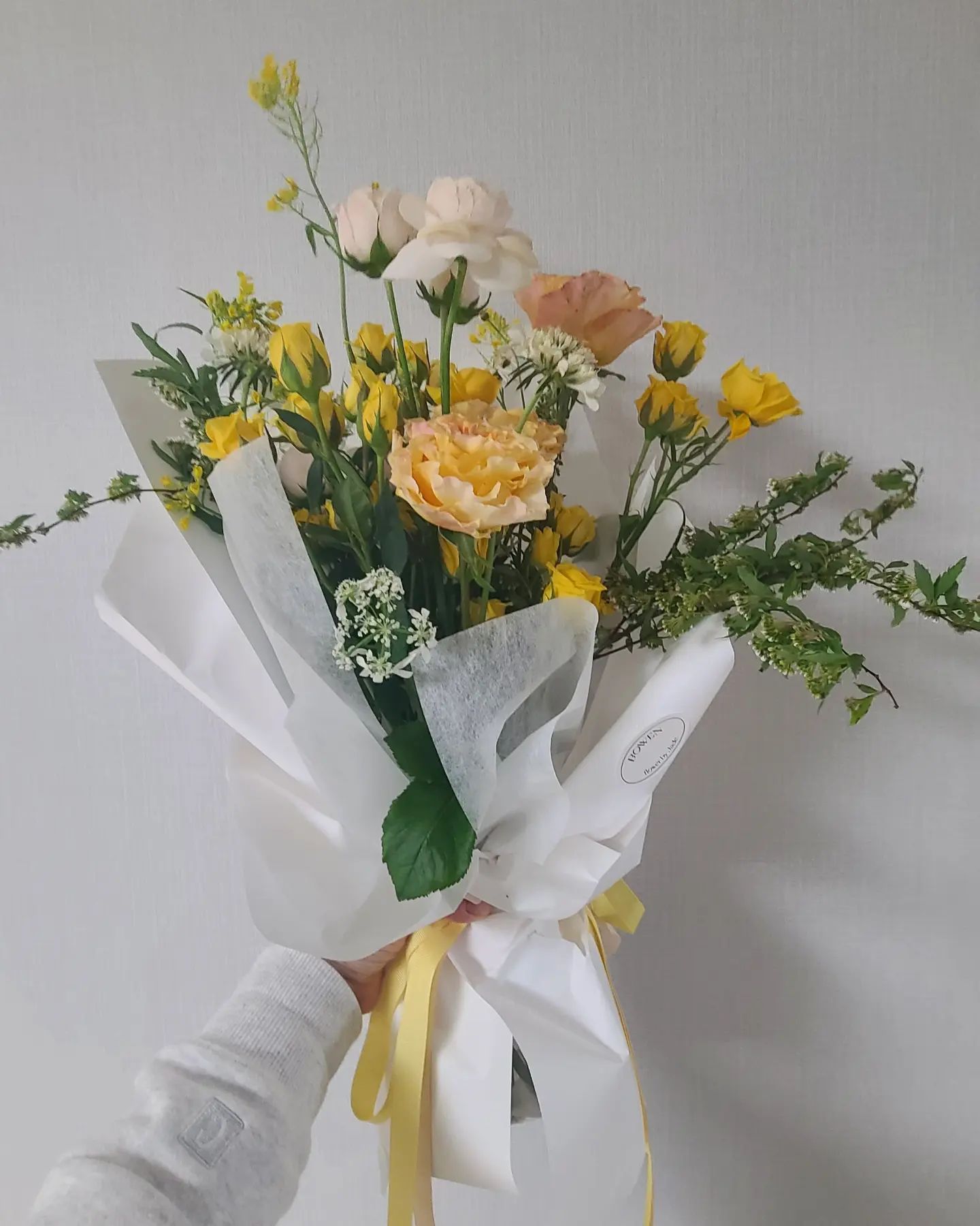 두번째 #결혼기념일
작년엔 뱃속에 율이와 함께.. 올해는 율이 둘째고모에게 율이 맡기고 간만에 둘이 데이트😍
처음 받아보는 꽃다발💐
맛있는 음식과 디저트까지
그냥 둘이 손잡고 걷는것만으로도 감사한 하루
그래도 율이 보고 싶은 마음에 빨리 집으로🤗
#합정히게쯔라 #밤부베이커리앤브루잉 #미스타교자