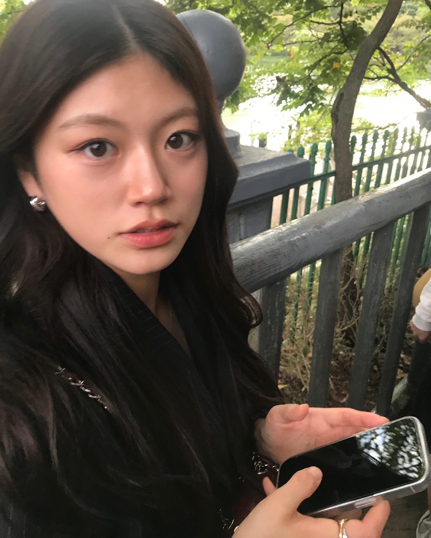 글쎄 분명 결혼식 간다면서 아침부터 차려입고 나가더니 롯데월드에서 놀고있더라니까 •• ? 

그와중에 어디서나 잘어울리는 나의 NeW주얼리 나의 nEw 이에르로르
퍼스널컬러 상관없이 누구에게나 어울릴 뿐만 아니라 브랜드만의 투톤 갬성으로 스타일링도 전혀 어렵지 않아서 광고로 알게됐지만 그 이후로도 쭉 애정하는 브랜드 .. 🤎 계절도 안가리고 쭉 착용할 수 있다구오 

#유료광고 #여름주얼리 #가을주얼리 #투톤주얼리 #주얼리세트 #OOTD #이에르로르 #데일리주얼리
