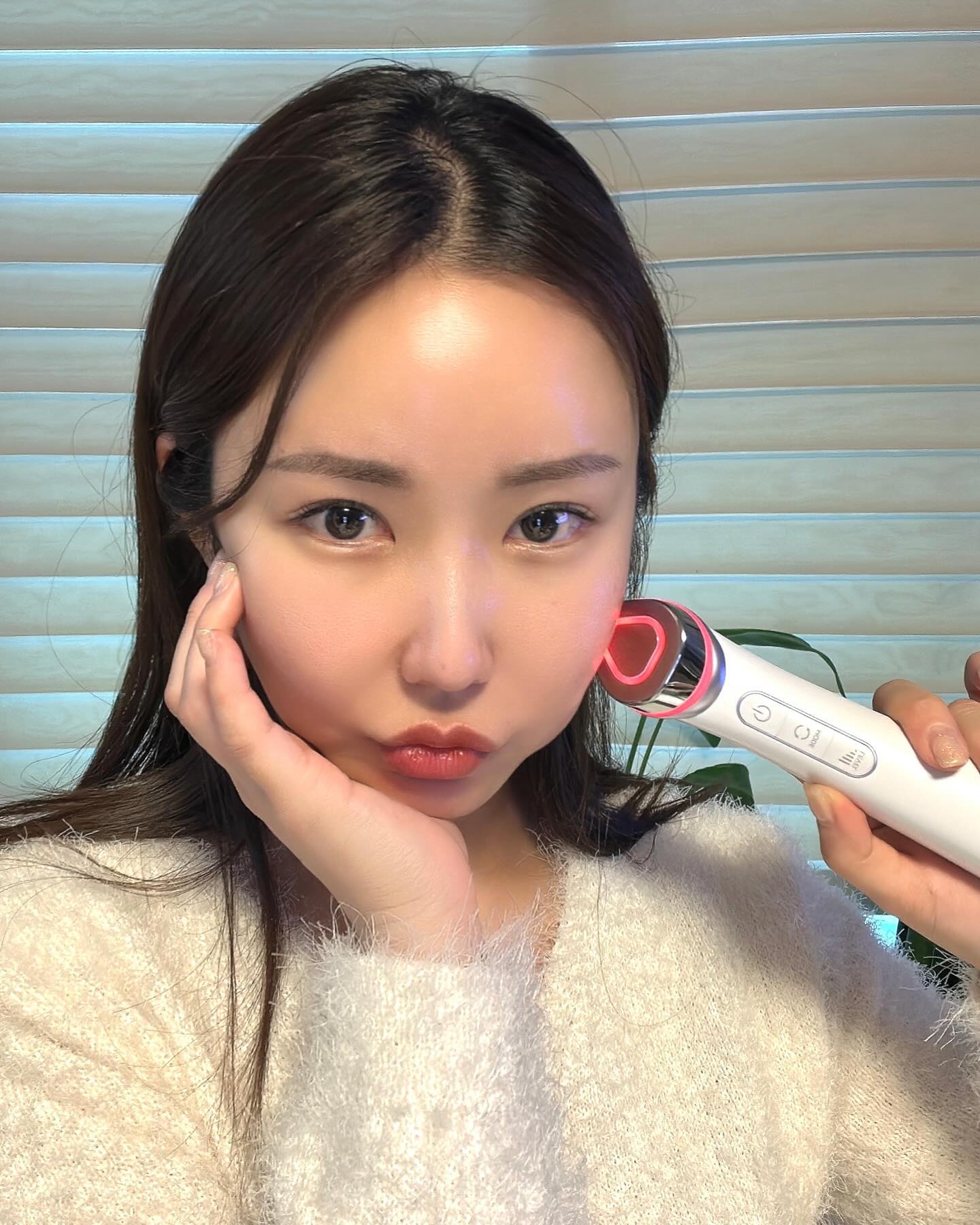 #광고
겨울철 피부관리 다들 어떻게 하세요🧏🏻‍♀️
요즘 너무 건조해서 푸석푸석하고 각질도 많이 일어나 고민이였는데

누적 판매 200억 돌파/구매 만족도 4.9인
💟마데카프라임💟 으로 
주 3회씩 2주동안 관리해봤더니
화장 너무 잘먹고 모공도 축소되서 잘 안보이잖아요!💕

몇일 전 친구들 모임에서 영상찍고 노는데 
다들 저 광 보라고..(?)도대체 뭐하냐고 물어보는거 있죠

집에 있는 미백크림이나 브라이트닝 크림을 사용하셔도 되는데
전용 글루타치온 앰플을 사용하면 
피부윤기, 피부결, 피부광채, 피부각질개선, 모공 케어에도 효과👍🏻

✨3가지 모드가 있는데✨

☑️브라이트닝 모드 : 각질개선, 모공케어, 피부결 개선, 피부 투명도 개선
☑️흡수 모드 : 12층 피부층별 보습 개선, 수분 밀도 개선, 물광 피부 개선
☑️탄력 모드 : 탄력 개선, 탄력광 개선, 얼굴 6부위 (이마, 눈가, 피부탄성, 팔자부위, 턱라인 등) 처짐 개선

➰각 각 5분씩 15분만 투자하면 피부관리 끝
휴대성도 좋아 여행갈 때 들고다니면서 관리할 수 있어 좋아요🤍

✔️국내생산은 물론 KC, FCC, CE인증과 RoHS(유해물질테스트) 검사 모두 완료

#마데카프라임 #이보영마데카프라임 #센텔리안24마데카프라임 #뷰티디바이스 #얼굴마사지기기 #얼굴케어 #피부미용기기추천 #피부마사지기 
#피부기기 #피부디바이스 #피부탄력기기 #피부홈케어 #홈디바이스 #홈케어피부관리기 #동국제약마데카프라임 #모공케어 #각질개선