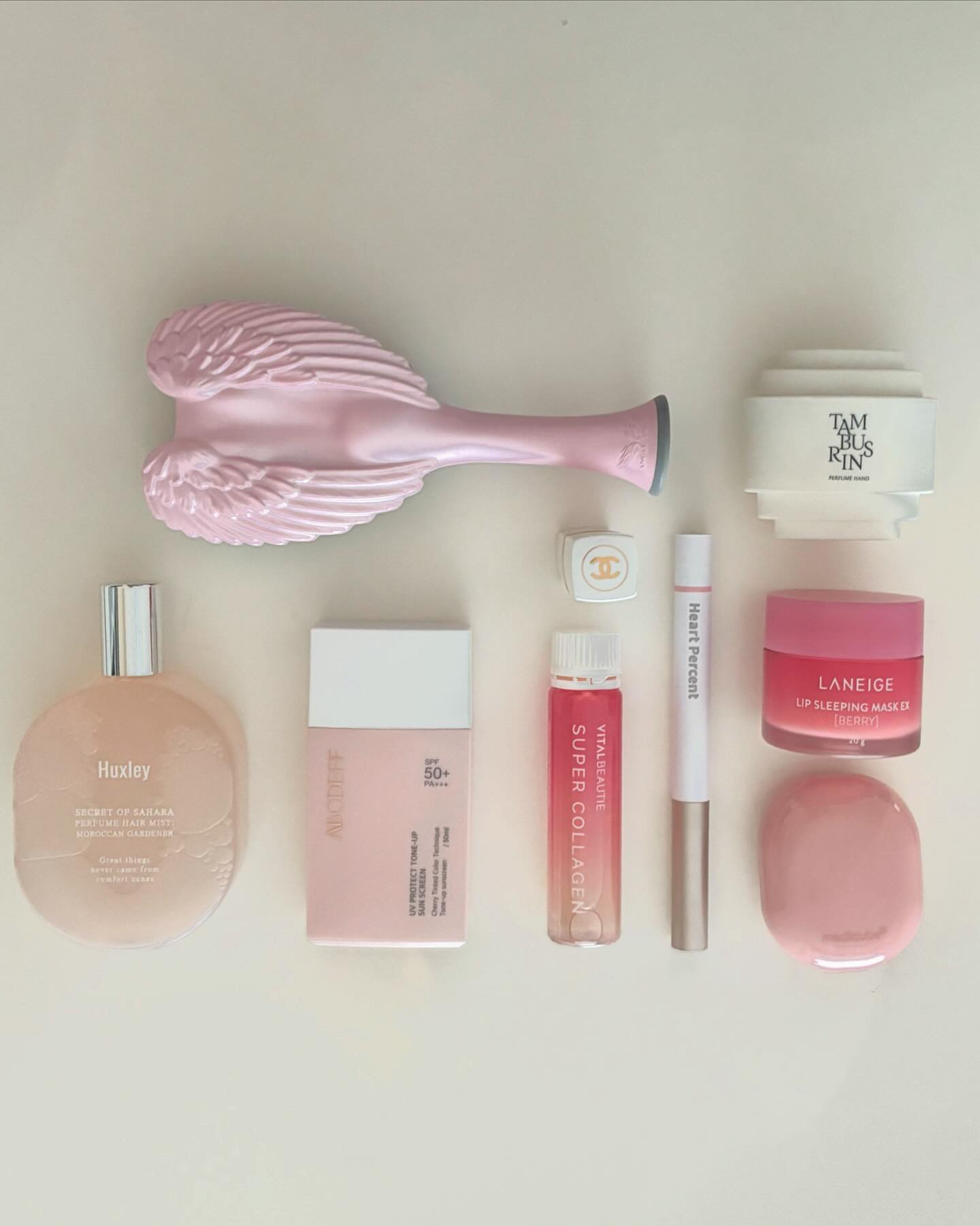 #제품제공 #whatsinmymakeupbag 

헉슬리 퍼퓸 헤어 미스트는 선인장 꽃수랑 시드 오일 덕분에 푸석하고 건조한 모발을 촉촉하고 윤기 있게 가꿔줘요. 모로코 사막에서 자란 선인장 씨앗을 저온 압착 방식으로 추출해서 비타민 E랑 보습 성분이 그대로 담겨 있거든요. 또 PHYTENSO 성분이 들어 있어서 머릿결을 부드럽게 관리해주고, 외부 환경으로부터 보호도 해준대요. 거기에 10가지 식물 유래 오일이 영양을 듬뿍 채워줘서 모발을 건강하고 윤기 있게 만들어줘요. 정말 추천하는 제품이랍니다

카카오 선물하기에서도 만나보세용
https://gift.kakao.com/product/7866117