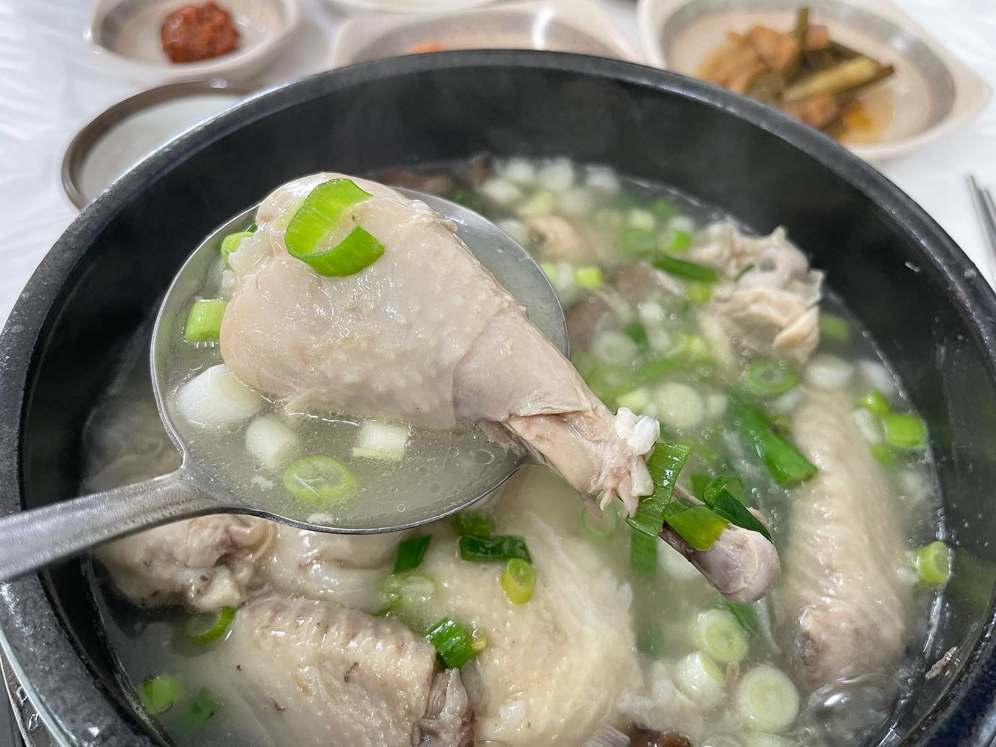 #협찬

 약선명가

제주에 몸보신하러 방문한 약선명가

능이삼계탕이 유명한데 능이삼계탕이랑 삼계탕이랑 시켜서 먹어보았어요.

반찬도 직접 사장님께서 만드셔서 정성스럽고 너무 맛있어서 깜놀했네요.

능이삼계탕도 엄청 진한 국물맛에 너무 맛있었어요.

고기도 부들부들 김치랑 한입 먹으니 몸보신 제대로네요.

땀이 줄줄

제주 와서 몸든든 건강해져 갈것같아요.

제주와서 맛있게 먹은 약선명가 능이삼계탕 계속 생각나는 맛이네요.

제주 제주시 애월읍 하귀1리 549-4

 #약선명가#제주삼계탕#제주도해장#애월맛집#애월읍맛집#애월삼계탕#애월읍삼계탕#제주도맛집#제주도삼계탕#제주도능이삼계탕#제주능이삼계탕#애월능이삼계탕#애월약선삼계탕#애월읍능이삼계탕#제주삼계탕맛집