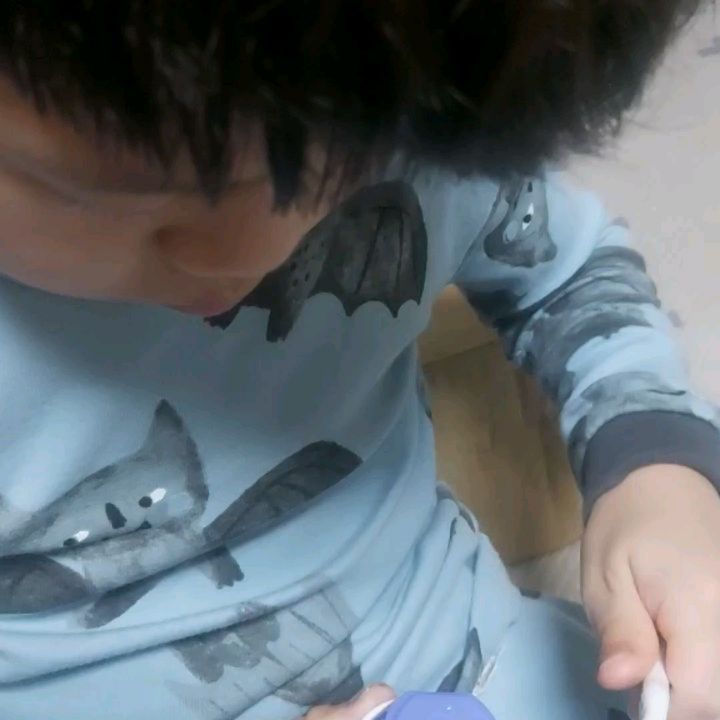 우리둘째는 어려서부터 이가말썽이어서 정말
치과에 돈쓴것만해도 몇백인거같아요.
양치질하는것도 치약냄새에 민감해서그런가
양치하기전에 킁킁거려요.

그래도 이번치약은 나름 성공한거같아요.
청포도향이라 그런가 마음에 들어하네요.
치약은 정말 민감한 둘째덕분에 유목민이 되었거든요.

언젠가는 정착하자. 정착하겠지 싶어서 체험단이 있을때 종종 신청해보았는데 이번에 닥터데티스에서 되었네요.

저는 저불소와 불소치약 2가지를 신청해보았어요.
하나는 라즈베리향 또다른하나는 청포도향

닥터데티스치약은요?

✔️치태제거 효과
✔️치석침착 예방
✔️ 하이드록시아파타이트 첨가
를 해줘요.그리고 뿐만아니라

👉🏻유기농 인증 추출물
👉🏻걱정성분 무첨가
👉🏻전성분 EWG안전등급
👉🏻위생적이고 안전한 향균캡

이에요. 어린이치약으로는 불소있는 청포도향
유아치약으로는 저불소인 라즈베리향으로.
저희애들은 청포도향쓰고 라즈베리향은 조카 쓸 수있게 할까봐요.

닥터데티스치약 한동안 우리둘째 양치질 잘할꺼같아요^^

#티비헬스케어 #닥터데디스  #어린이치약 #아기무불소 #유아저불소 #유아불소 
dr_daddys