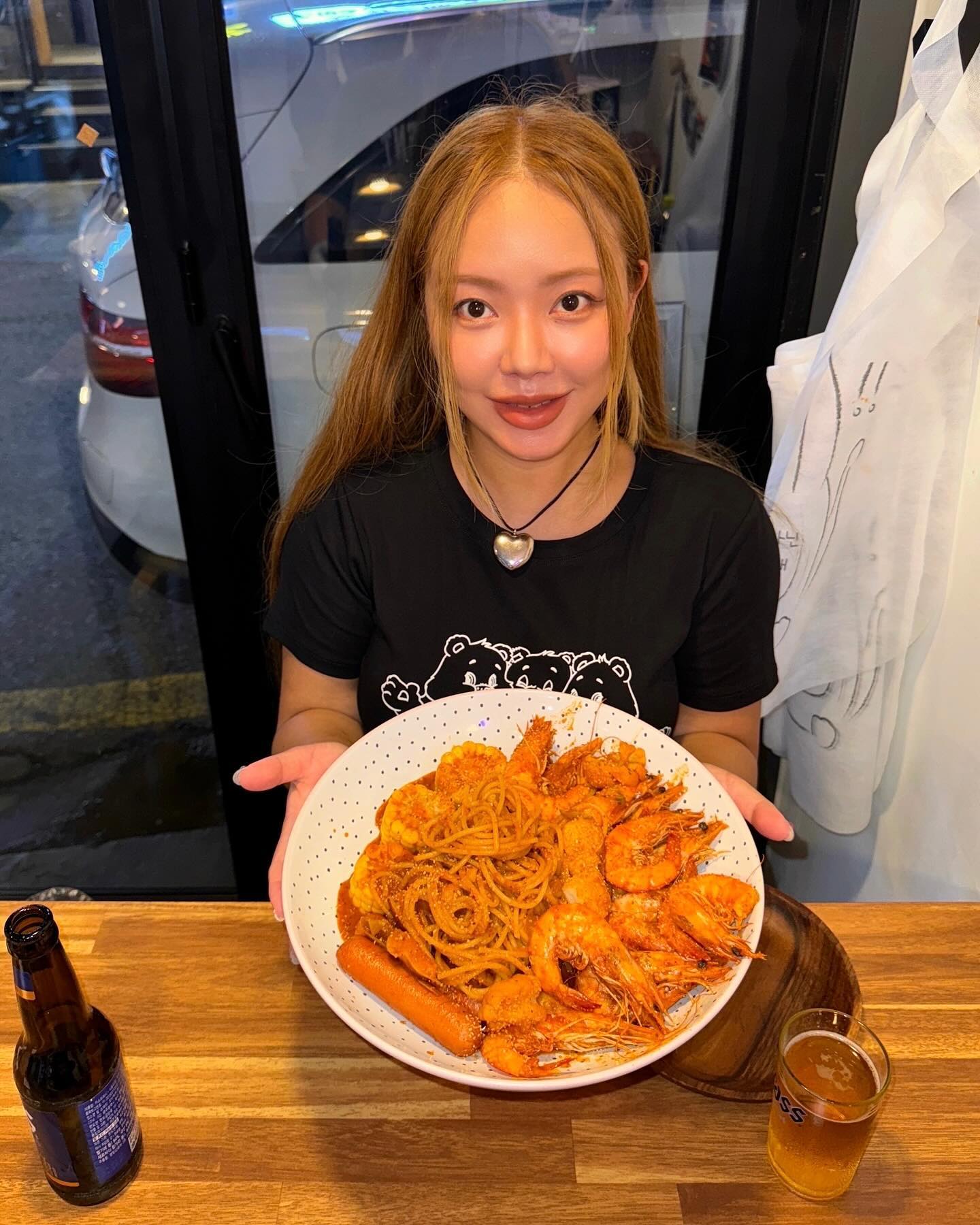 #협찬 옆 동네에서 만나는 미국의 맛! 미국 남부식 해물찜 #보일링씨푸드 맛집 #인덕원아메리칸스타일 🇺🇸❤️

비주얼도 맛도 양도 완전 화려해서 눈도 코도 입도 즐거웠던 저녁! 하필 수산시장 휴가기간인데다가, 잘 안잡히거나 금어기인 해산물을 못 넣어주신 대신에 내 사랑 새우 한가득 넣어주셔서 오히려 좋아••🦐🦐🦐 옥수수, 감자, 브로콜리, 쏘세지 그리고 파스타면까지 기절🍝❤️ 시기 잘 맞춰서 가면 신선한 꽃게, 홍합, 오징어까지 함께 즐길 수 있다는 거!🦀🐚🦑🎵 

맵기 조절은 1단계에서 3단계까지라 신라면 정도 맵기인 2단계로 주문했는데 양념 진짜 미쳤자냐..❤️‍🔥❤️‍🔥❤️‍🔥 완전 중독••계속 생각나는 맛🔥🔥 다음엔 불닭볶음면 정도인 3단계 도전해봐야지💥 

배달/포장도 가능해서 홈파티나 캠핑 메뉴로도 강추!🎵🇺🇸❤️

#아메리칸스타일 #평촌맛집 #인덕원맛집 #인덕원역맛집 #인덕원술집 #인덕원역술집 #리뷰노트 #안양맛집 #인덕원데이트 #인덕원데이트코스 #인덕원핫플