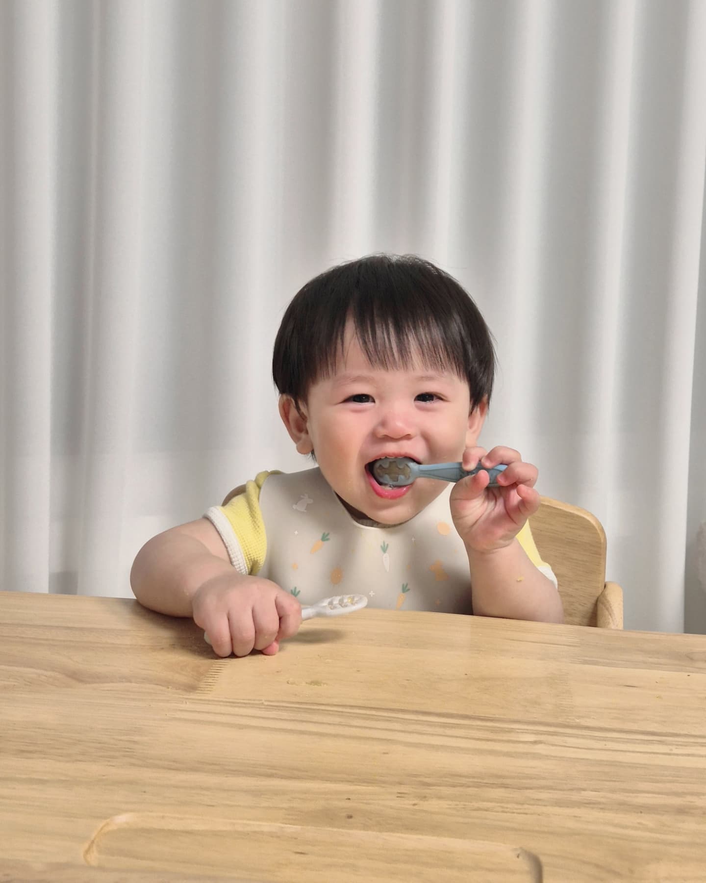 #누비마미서포터즈 #제품협찬

도구를 사용하는 인간으로 진화하였다.. 김재준(12개월)

그동안 자기 주도 이유식 시간을 가질때마다 사실 손을 사용한 재준이거든요.
스푼을 쥐어줘봤자.. 음식을 날리는데 사용하더라구요.
이미 스푼은 도구로써의 기능을 잃은지 오래... 
그냥 이럴바엔 손으로 먹자. 하고 많은 맘님들도 저와 같이 하셨을텐데요, 
여기, 우리아이를 진화시킬 제대로 된 아이템을 제가 가져왔어요.ᐟ

잠시만요..
저 눈물좀 닦고....

누비 3스텝 이유식 스푼입니다.ᐟ 두둥.ᐟ

3단계의 스푼이 한세트로, 스푼의 모양이 다르답니다.
이유식 입자 크기에 따라 이유식 스푼의 형태를 다르게 만든건데요

이유식도 단계가 나눠져있듯 스푼도 단계를 나눈거였어요.
촘촘한 간격의 1단계 스푼은 묽은 초기이유식,
죽, 오트밀같은 갈은 고기나 채소는 오돌토돌한 2단계 스푼의 돌기에 묻혀 중기이유식으로,
스푼 사이사이에 구멍이있어 밥알을 끼울수 있는 3단계 스푼은 후기이유식에 맞게 사용할수 있어요. 

재준이는 처음 숟가락으로 이유식을 먹어봤는데도
손에 꼭 맞는 크기에 후기이유식 밥알이 딱 끼는 구멍이 있는 3단계 스푼이라
이유식이 떨어지거나 흘러내리지않아 드디어 도구를 사용하는 인간으로 진화완료했답니다ꕊ

고구마도 2단계 스푼에 줘봤더니 혼자 떠서 잘먹더라구요..
드디어 사람의 면모가..🥹

55주년 전통의 누비의 역사가 괜히 오래된게 아니였어요.ᐟ
누비 3스텝 스푼과 함께 우리 아이 스푼과 친해지게 만들어주세요🩷

#누비서포터즈
#김재준진화성공